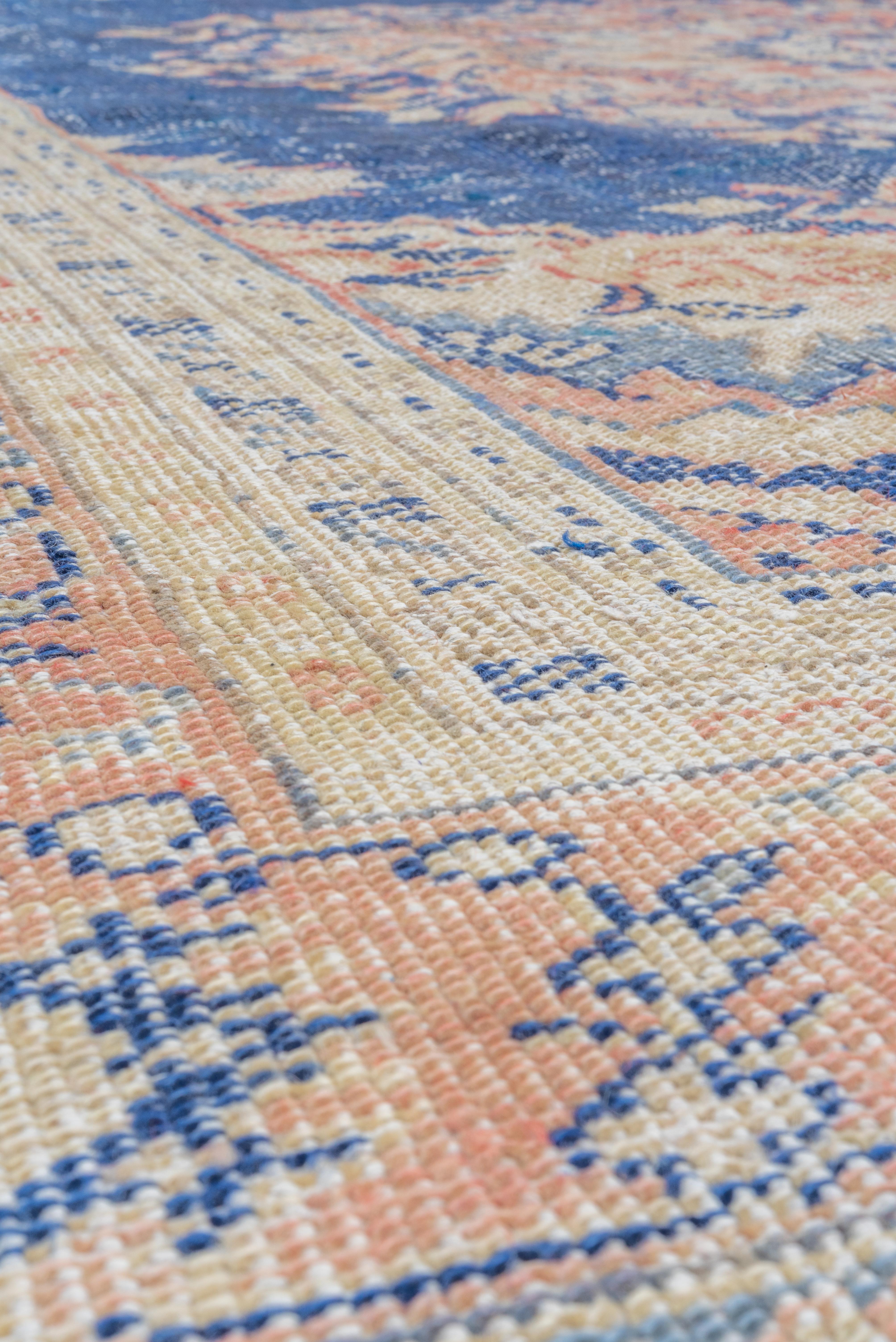Eliko Rugs by David Ariel Dieser westanatolische Stadtteppich ist in einem modifizierten persischen Medaillon-Stil mit einem reichen  blaues halboffenes Feld und ein Medaillon/Ecken-Layout.  Das zentrale Oktofoil ist von eingerollten Blattvoluten