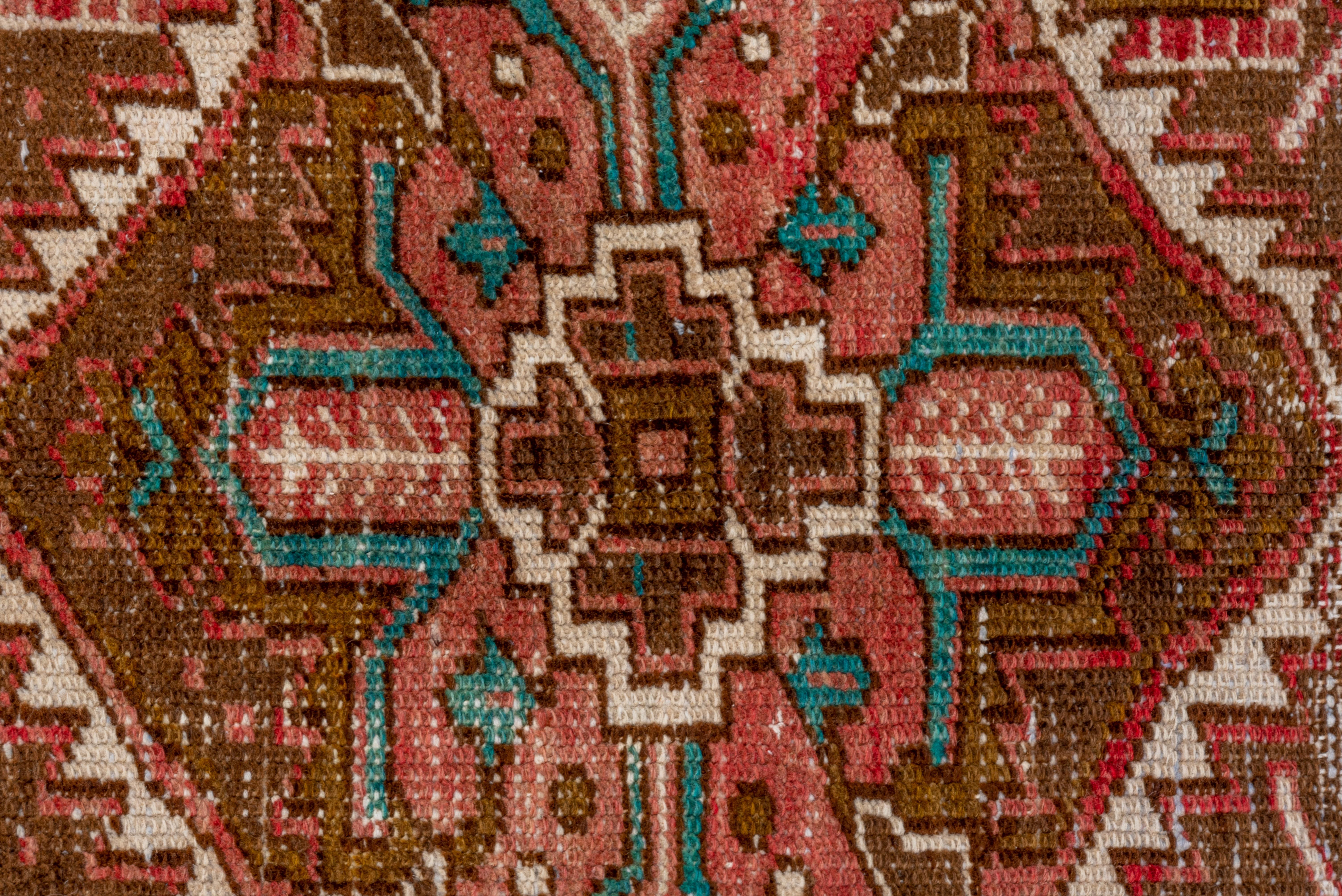 Perse Tapis Eliko de David Ariel - Inhabituel tapis Heriz ancien aux couleurs intéressantes en vente