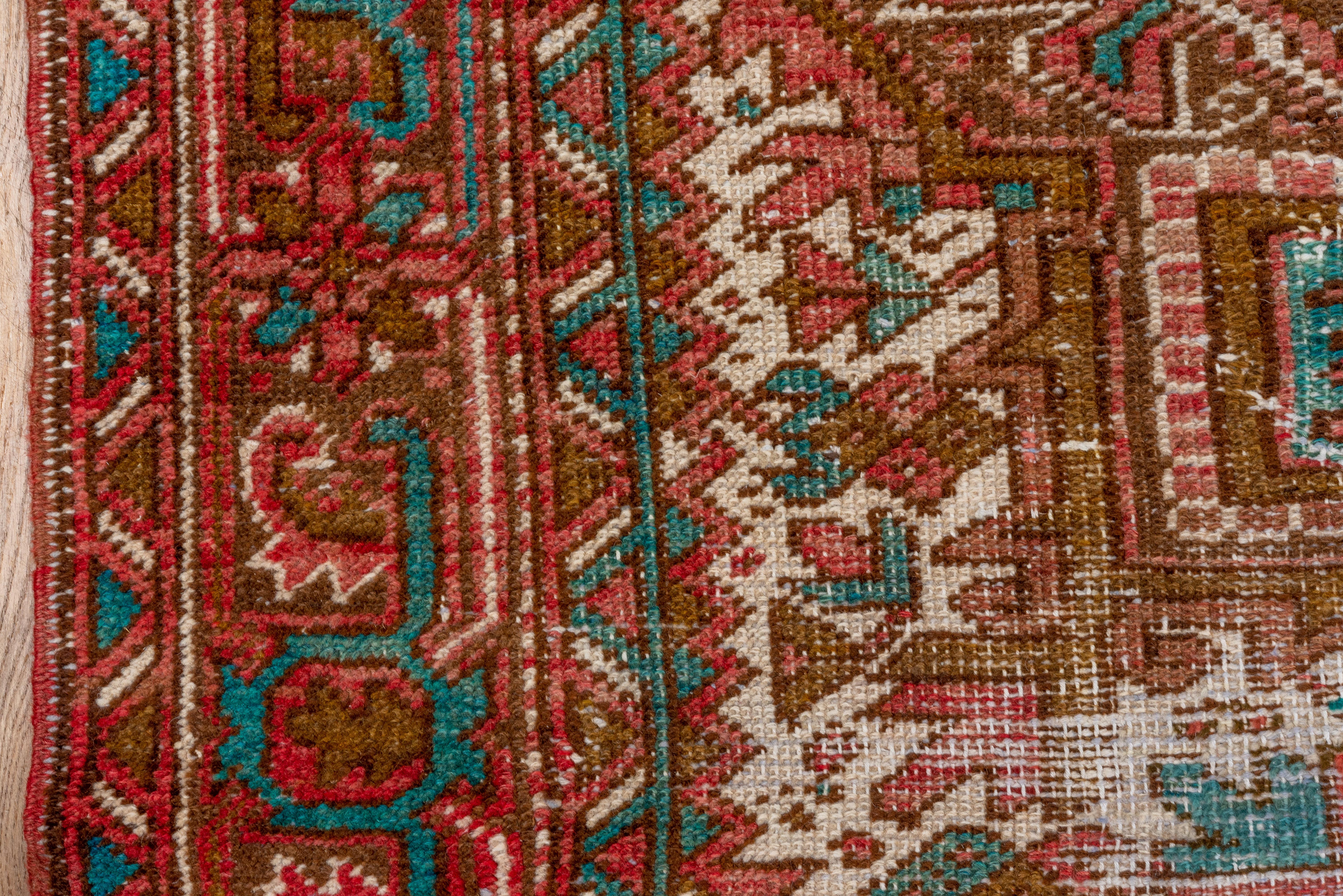 Tapis Eliko de David Ariel - Inhabituel tapis Heriz ancien aux couleurs intéressantes Bon état - En vente à New York, NY