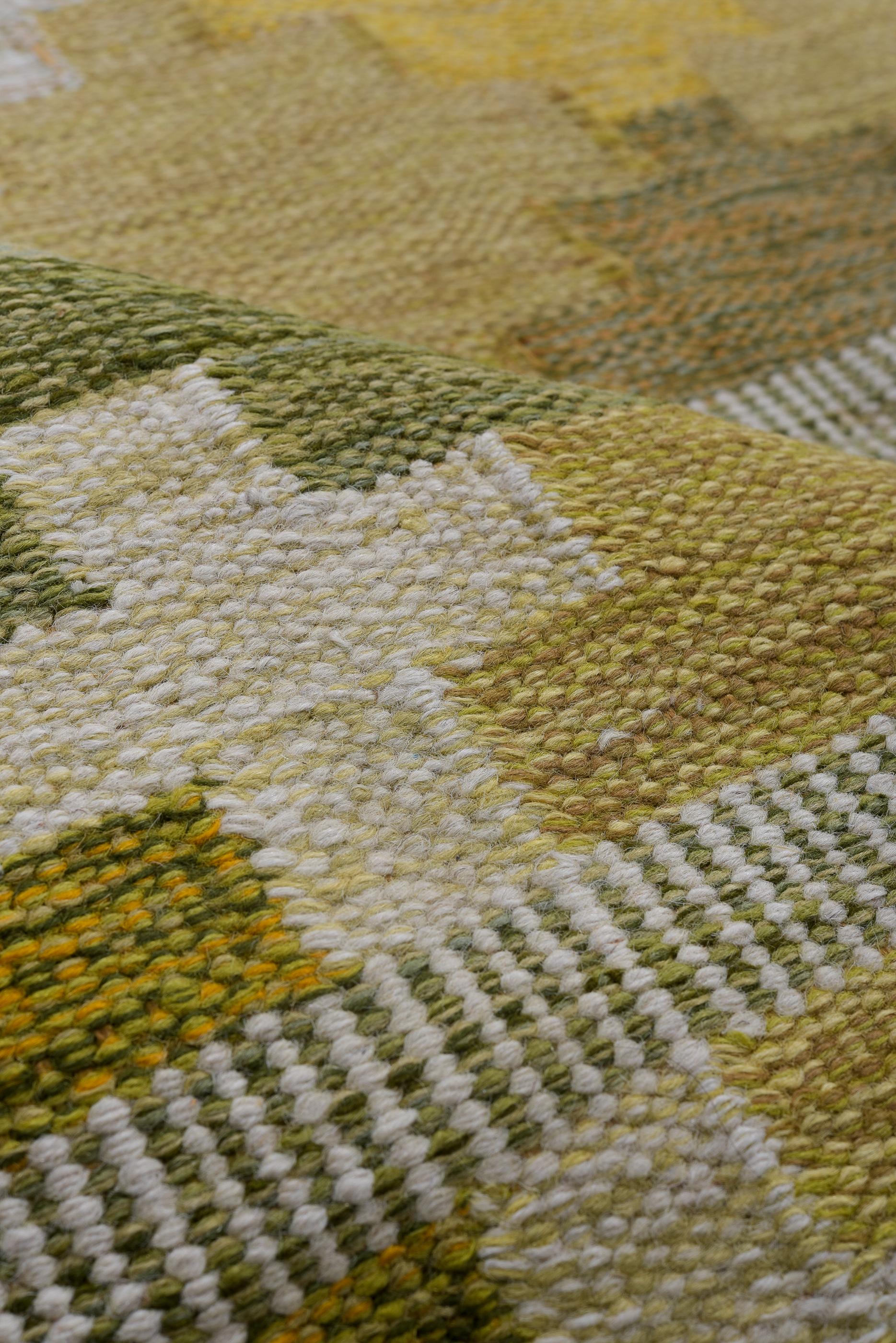 Eliko Rugs by David Ariel Schwedischer Rollakan-Teppich im Vintage-Stil, grün/gelbe Palette (Skandinavische Moderne) im Angebot