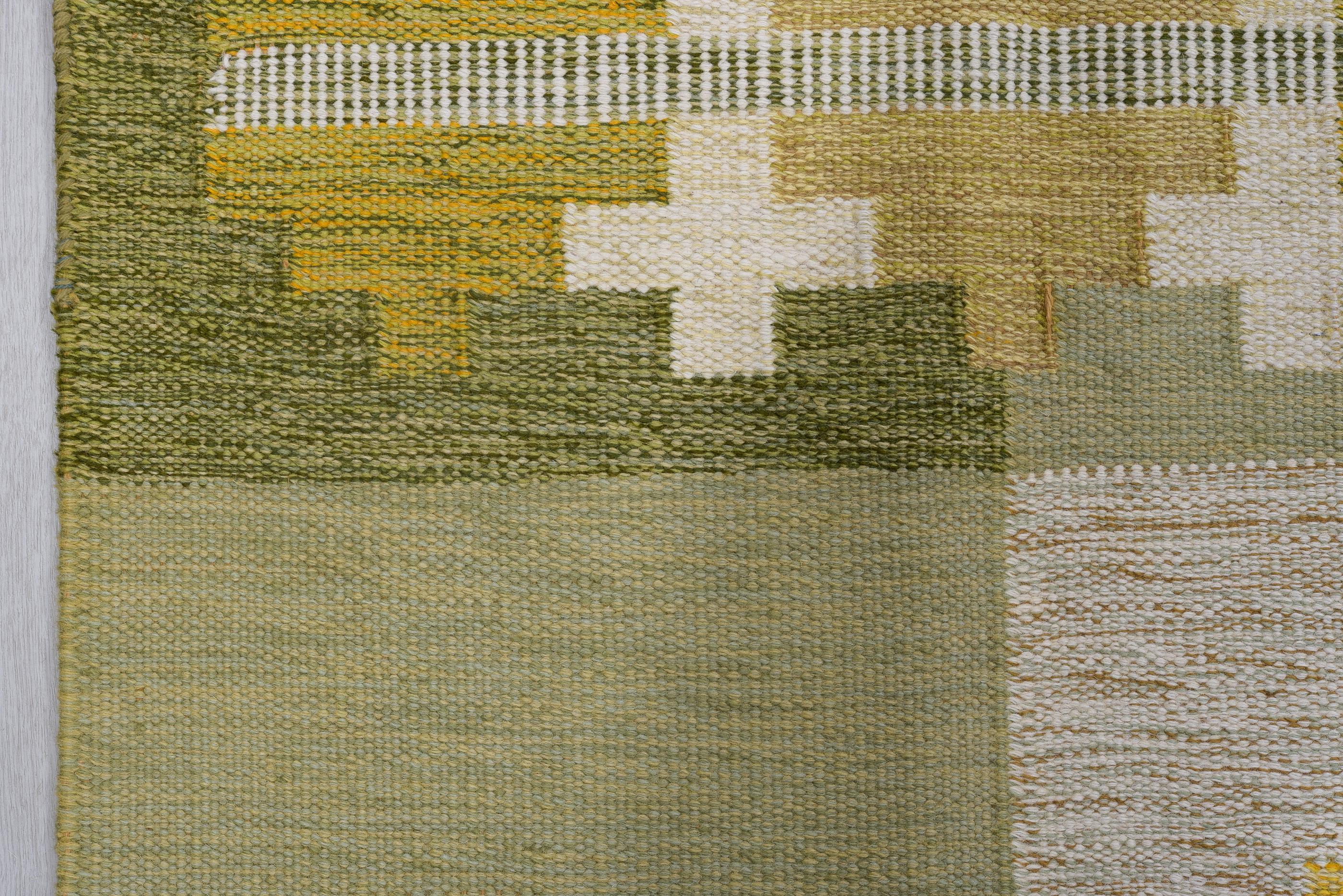 Eliko Rugs by David Ariel Schwedischer Rollakan-Teppich im Vintage-Stil, grün/gelbe Palette (Mitte des 20. Jahrhunderts) im Angebot