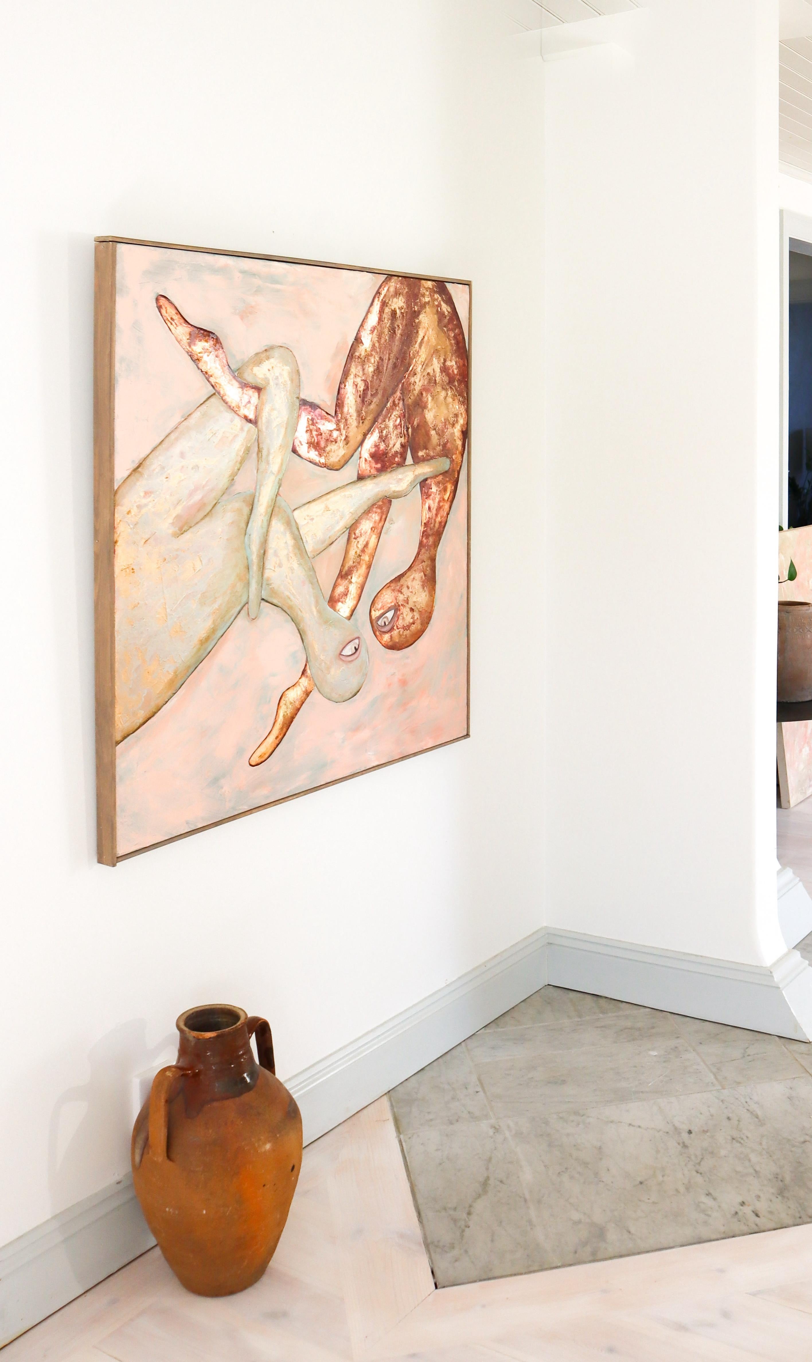 « My Heart Holds Your Eternal Fire », métal doré, huile, acryliques sur toile 100x100cm - Or Figurative Painting par Elin Kereby