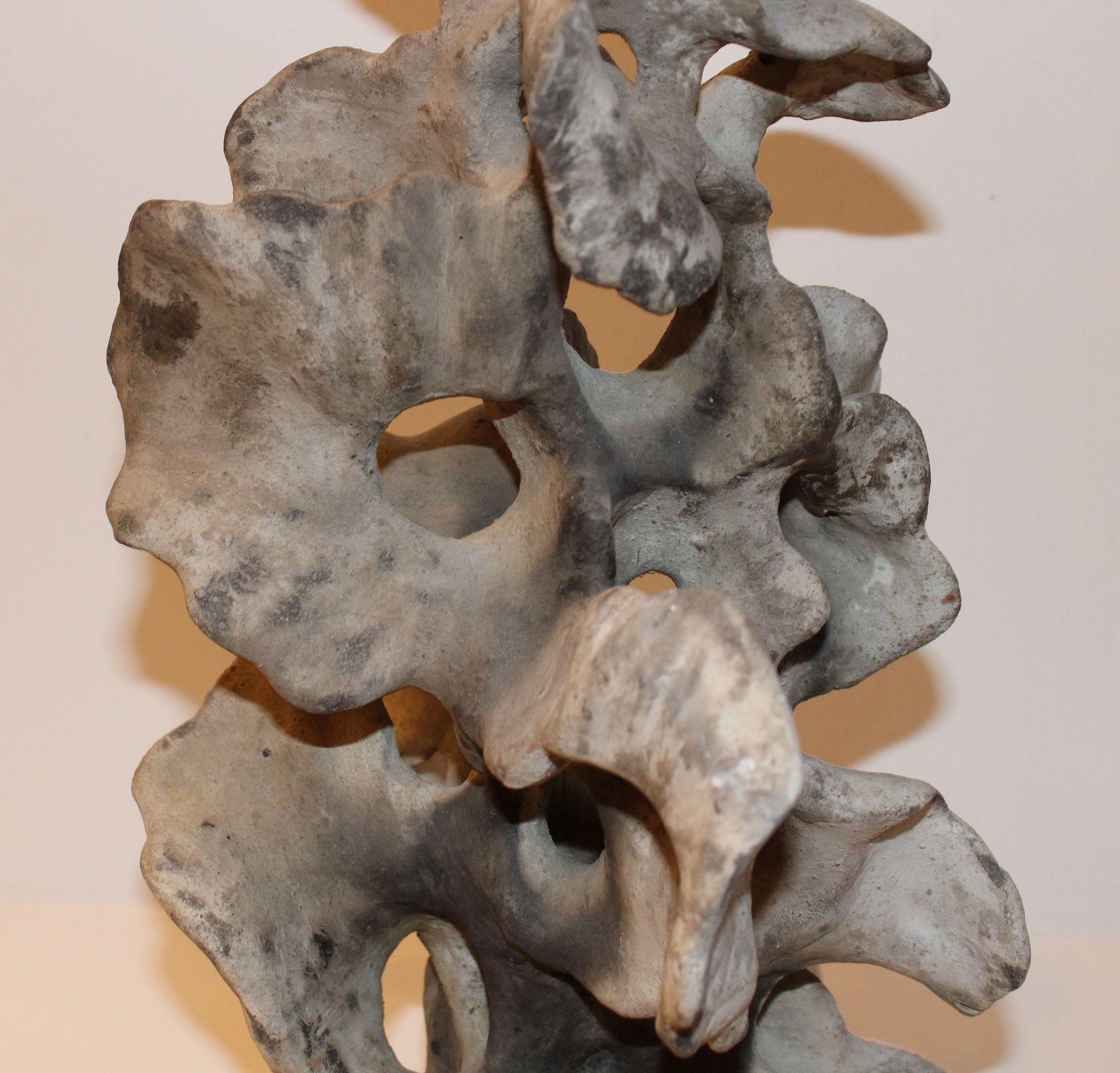 Après la pluie. 2009, usure de la pierre, 50x31x26 cm - Beige Abstract Sculpture par Elina Titane 
