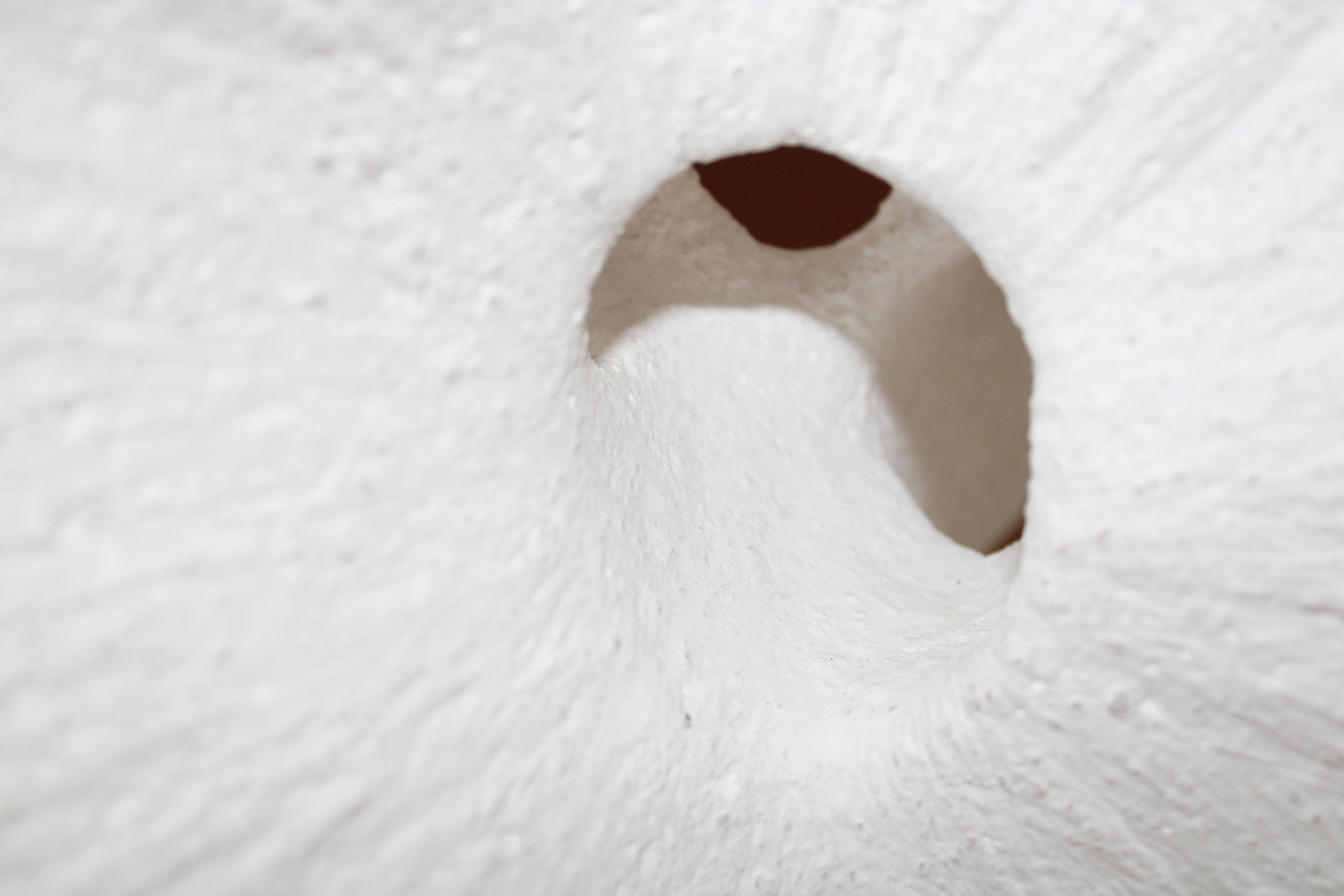 Lève-toi. Masse de pierre, porcelaine, h 57 cm ; L 21 cm ; P 25 cm
Sculpture abstraite blanche en masse de pierre