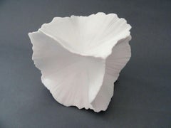 Floraison. Décoration en porcelaine blanche, taille 11x11x11 cm