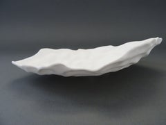 Dekorativer Teller ""Interaktion". H 5 cm; B 20 cm Porzellan