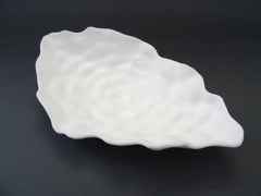 Assiette décorative « Interaction ». Porcelaine, h 5 cm ; l 20 cm