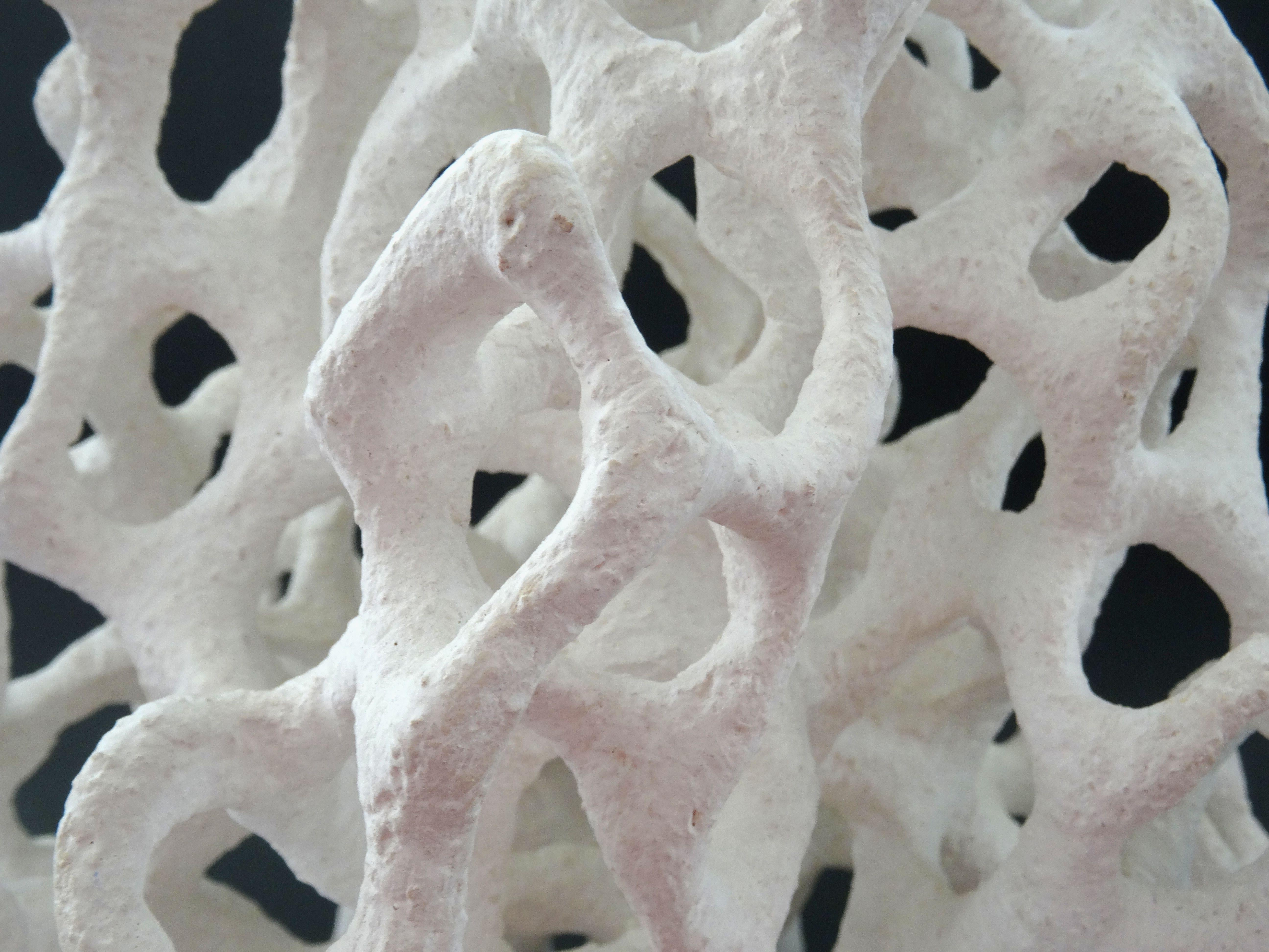 Infinity loops. Ceramics and porcelain, h 35 cm; W 27 cm; D 25 cm - Sculpture by Elina Titane 