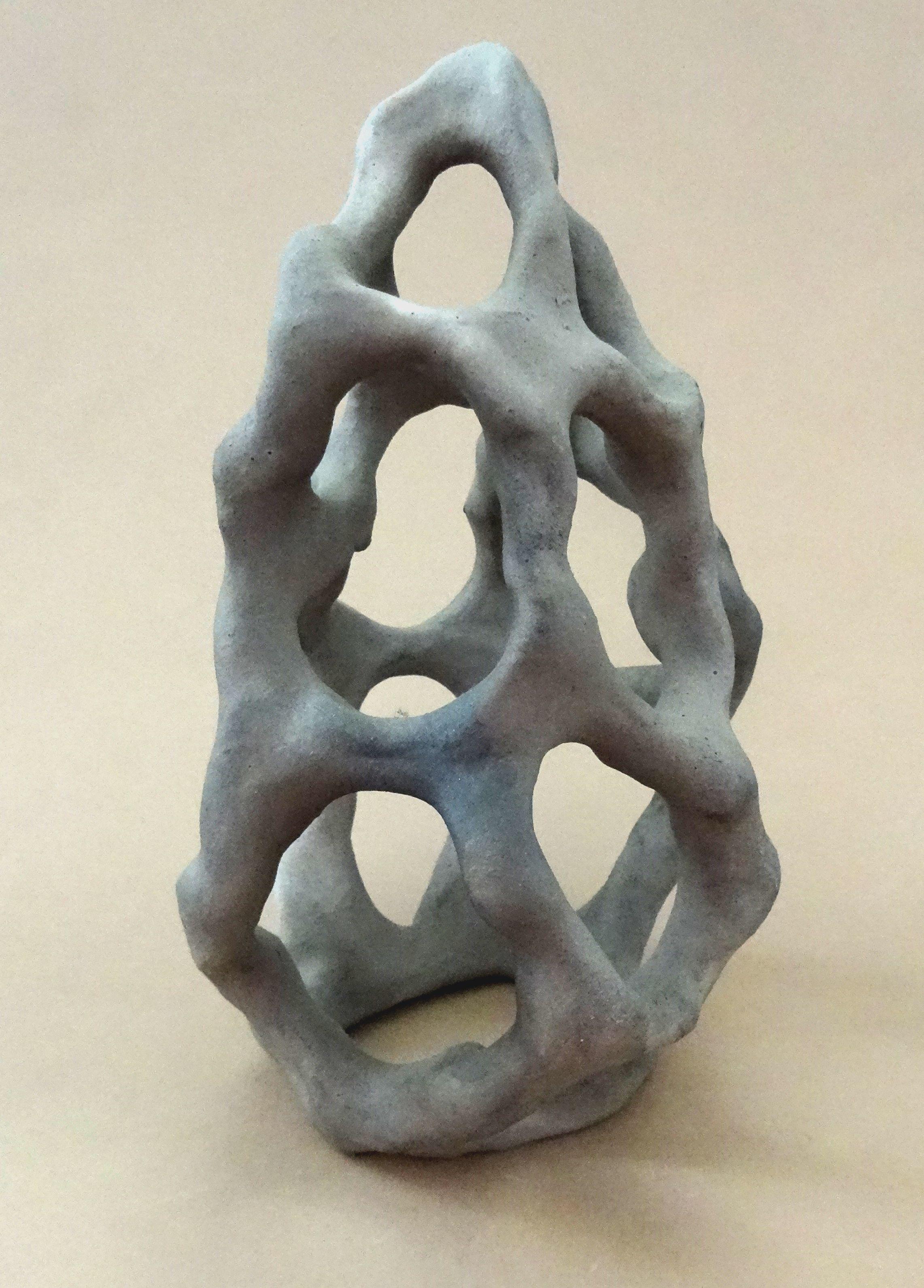 Infinity loops. Stone mass h 18, 5 cm - Sculpture by Elina Titane 