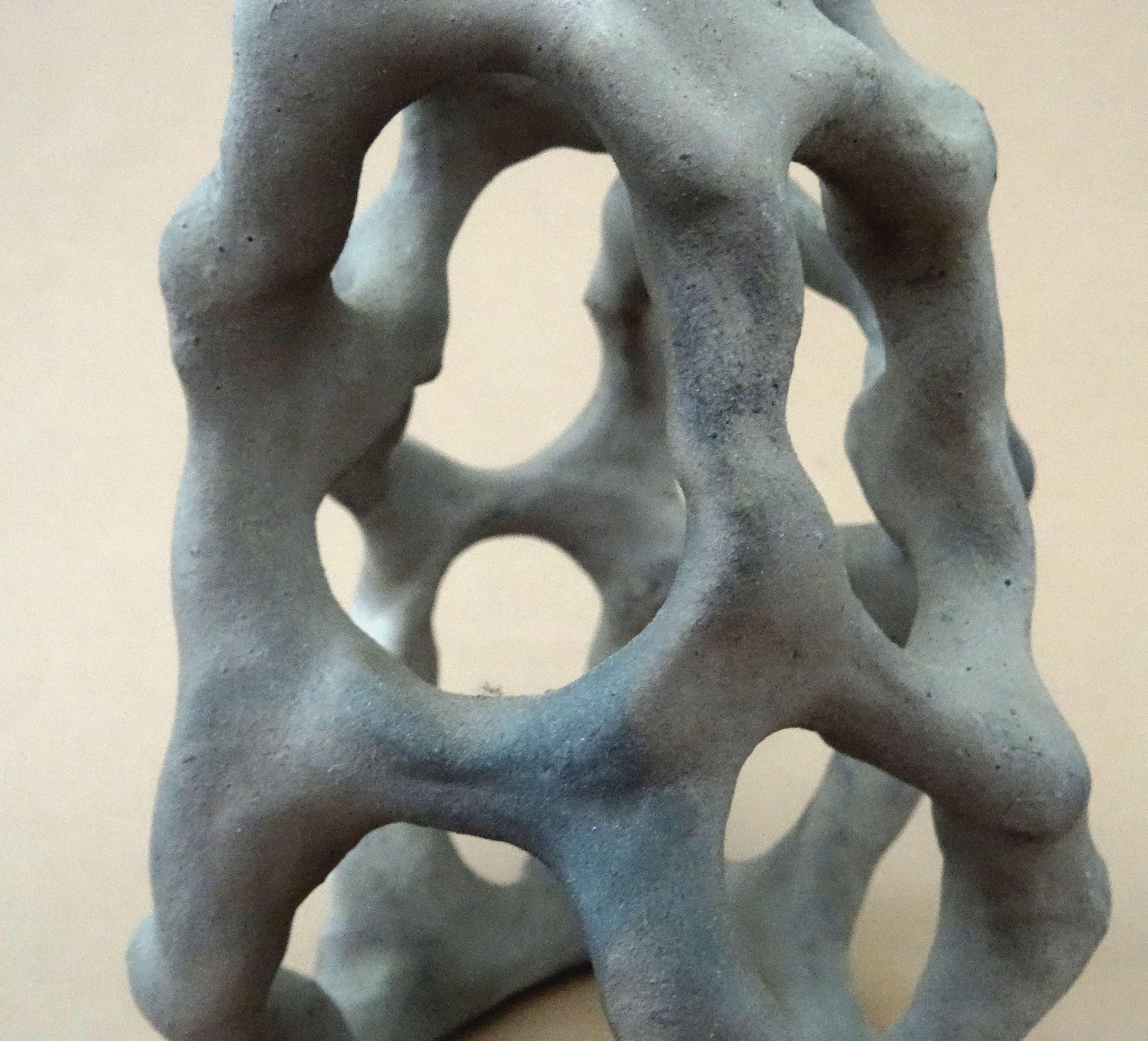 Boucles d'infini. masse de la pierre H 18,5 cm - Abstrait Sculpture par Elina Titane 
