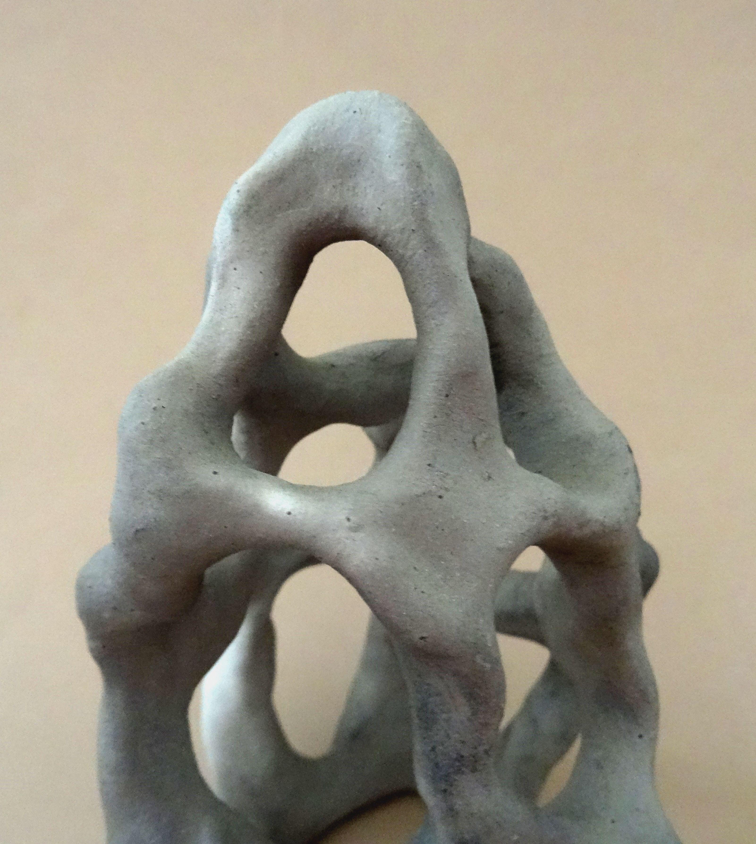 Boucles d'infini. masse de la pierre H 18,5 cm - Beige Abstract Sculpture par Elina Titane 