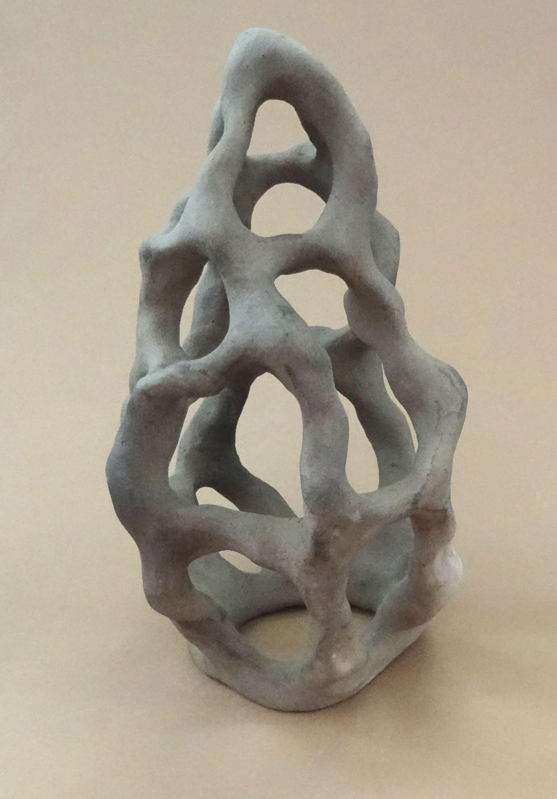 Boucles d'infini. Masse de pierre h 18,5 cm
Petite sculpture abstraite de couleur grise 
