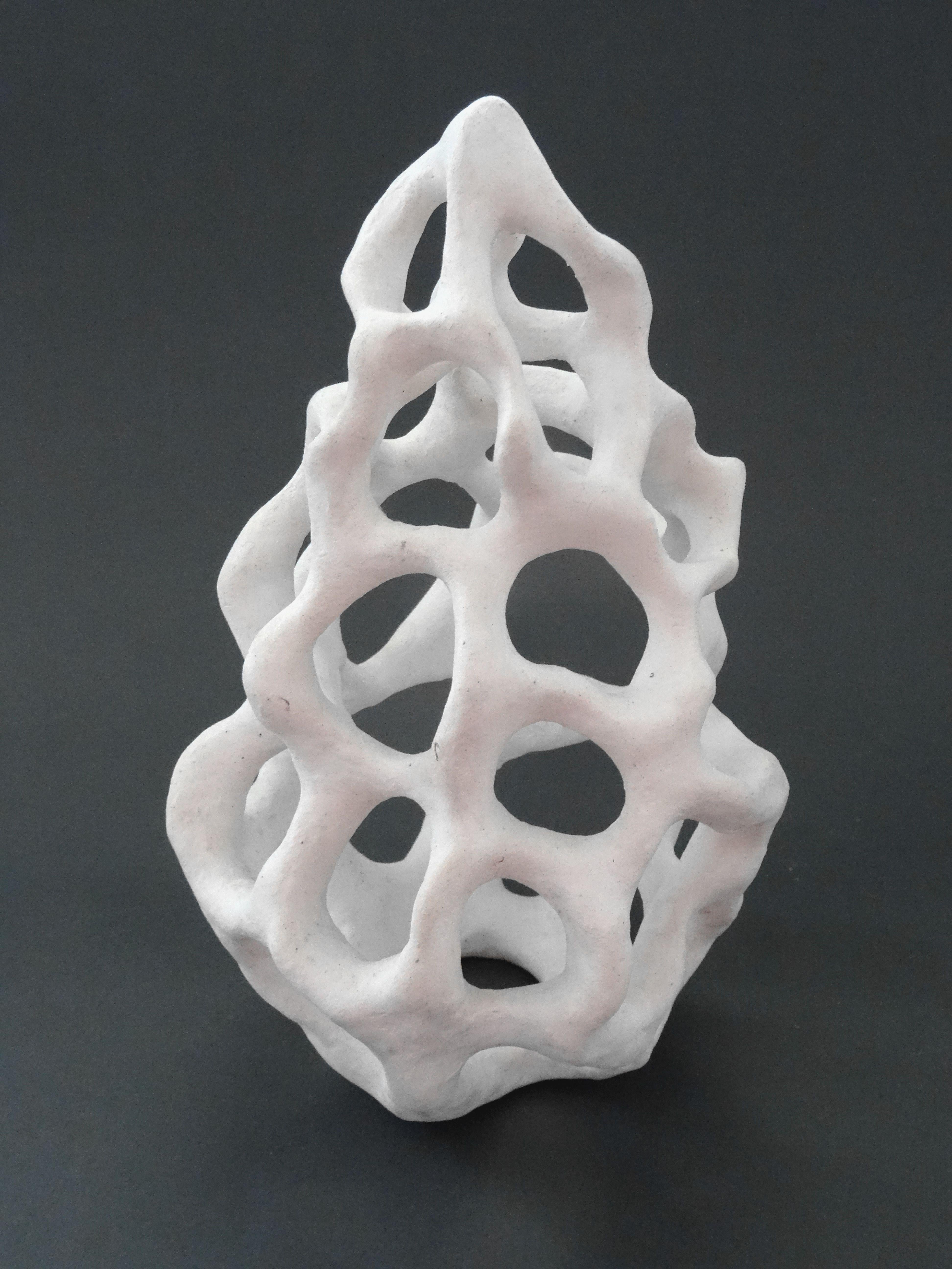 Infinity loops. White stone mass h 24 cm - Sculpture by Elina Titane 