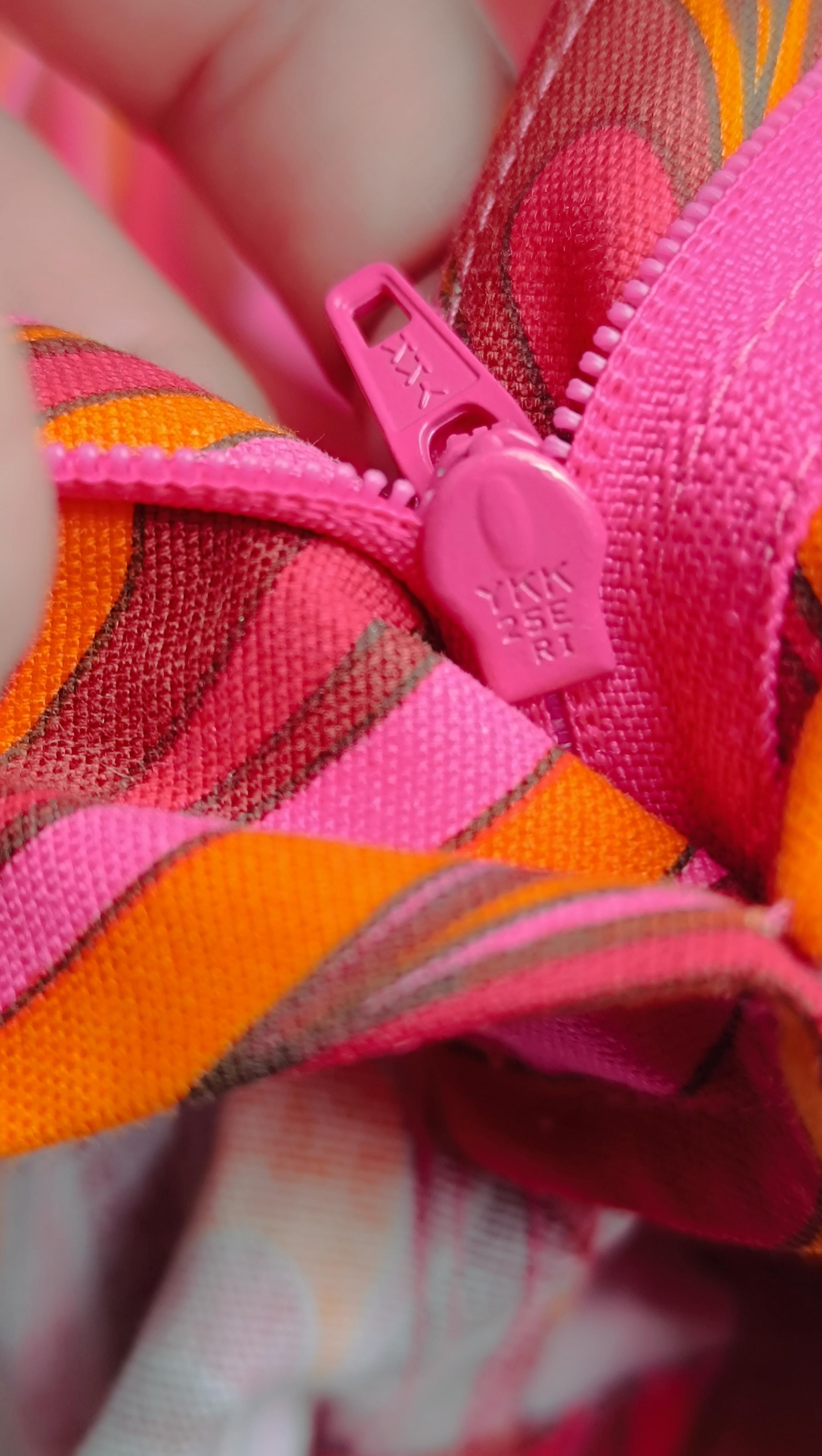 Сeline Shorts rosa Barbie-Stil / barbiecore abstrakten Druck  im Angebot 7