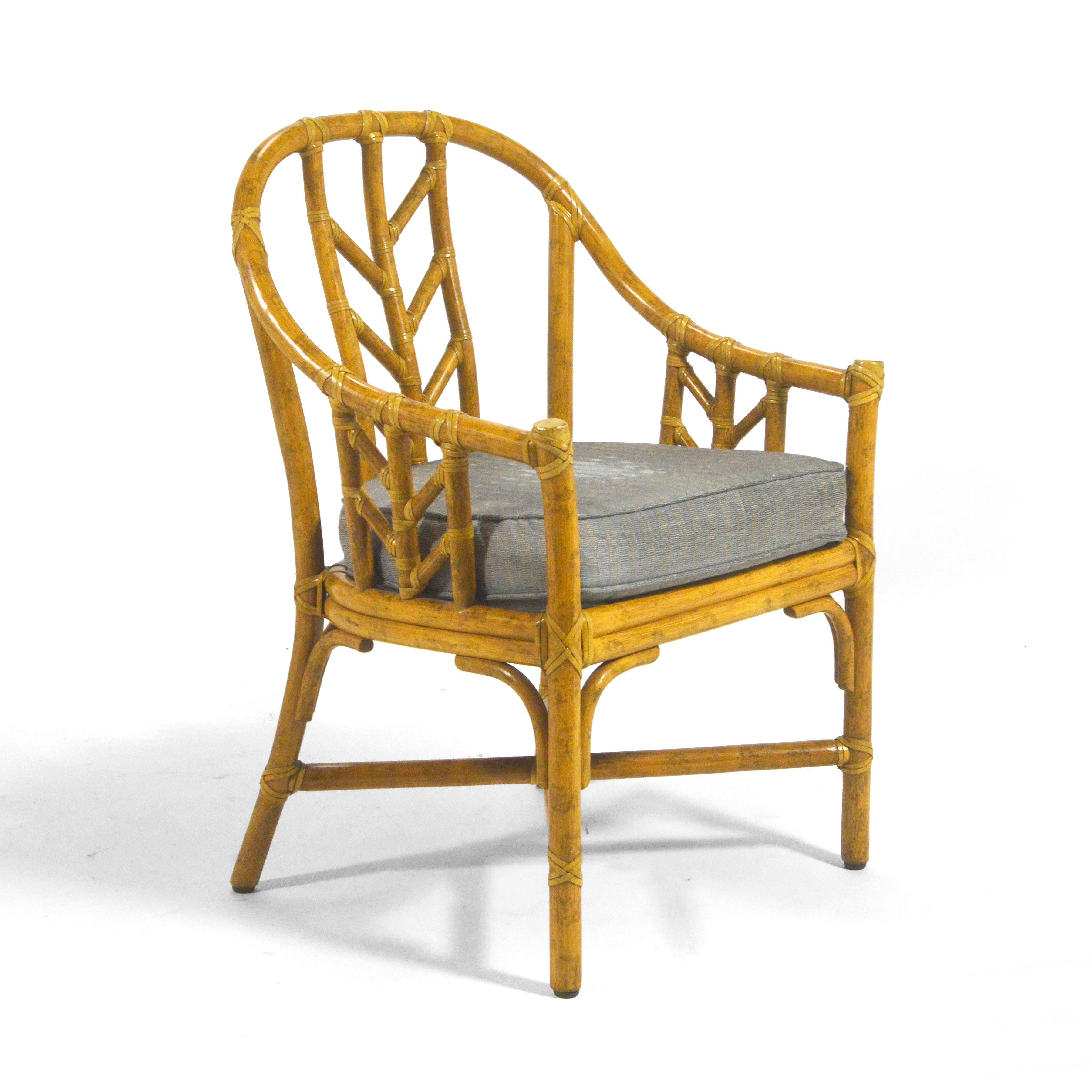Elinor McGuire entwarf diesen Beistellstuhl des Modells M-71 für McGuire of San Fransisco, das Unternehmen, das sie zusammen mit ihrem Mann John gründete. McGuire-Möbel sind für die Lebensdauer von Generationen gemacht. Das moderne kalifornische