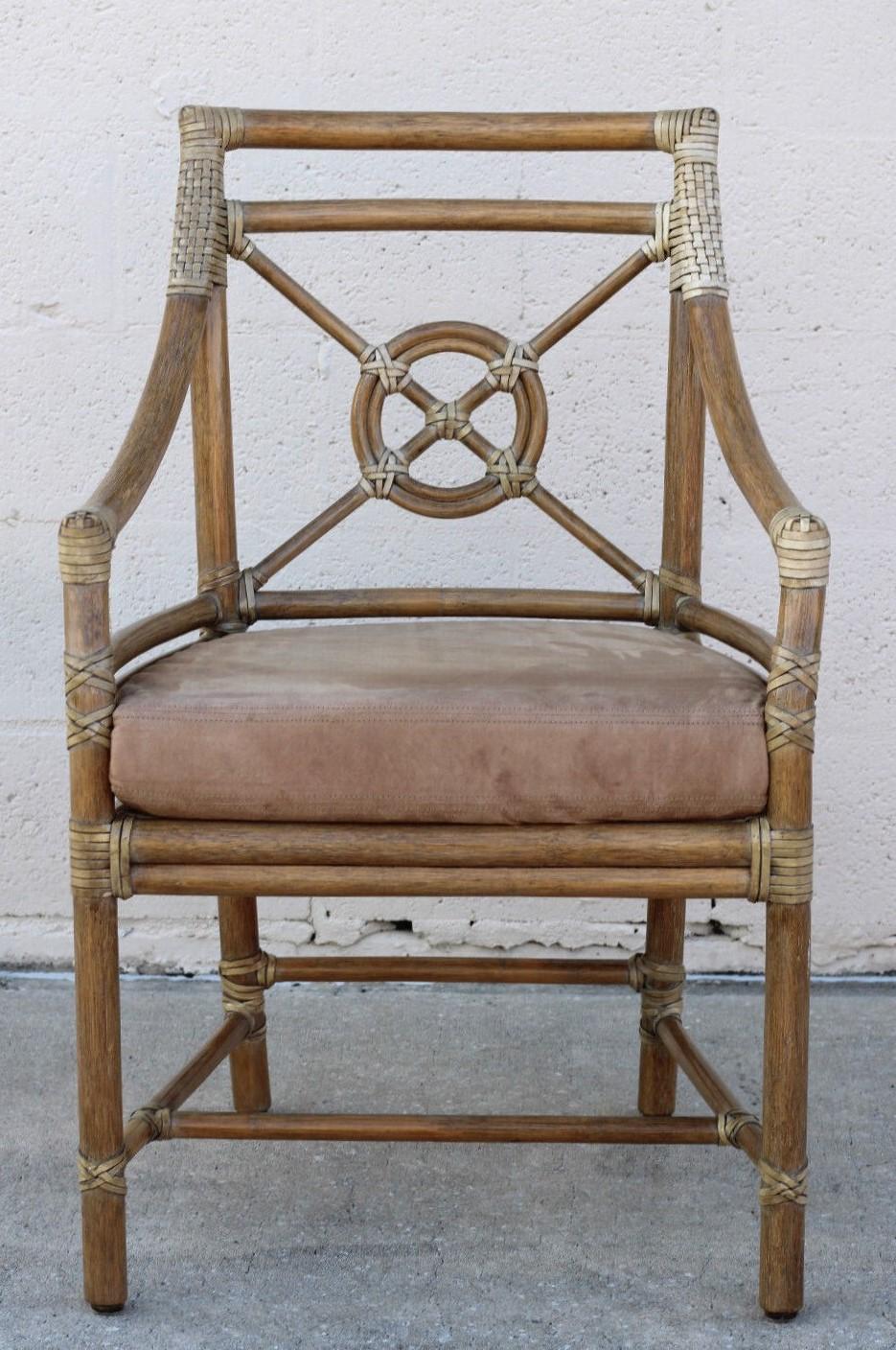 Ein Paar Rattansessel oder Esszimmerstühle, entworfen von der bahnbrechenden Innovatorin Elinor McGuire im Stil der kalifornischen organischen Moderne. Diese tadellos gefertigten Stühle haben eine offene Rattan-Rückenlehne, die das ikonische
