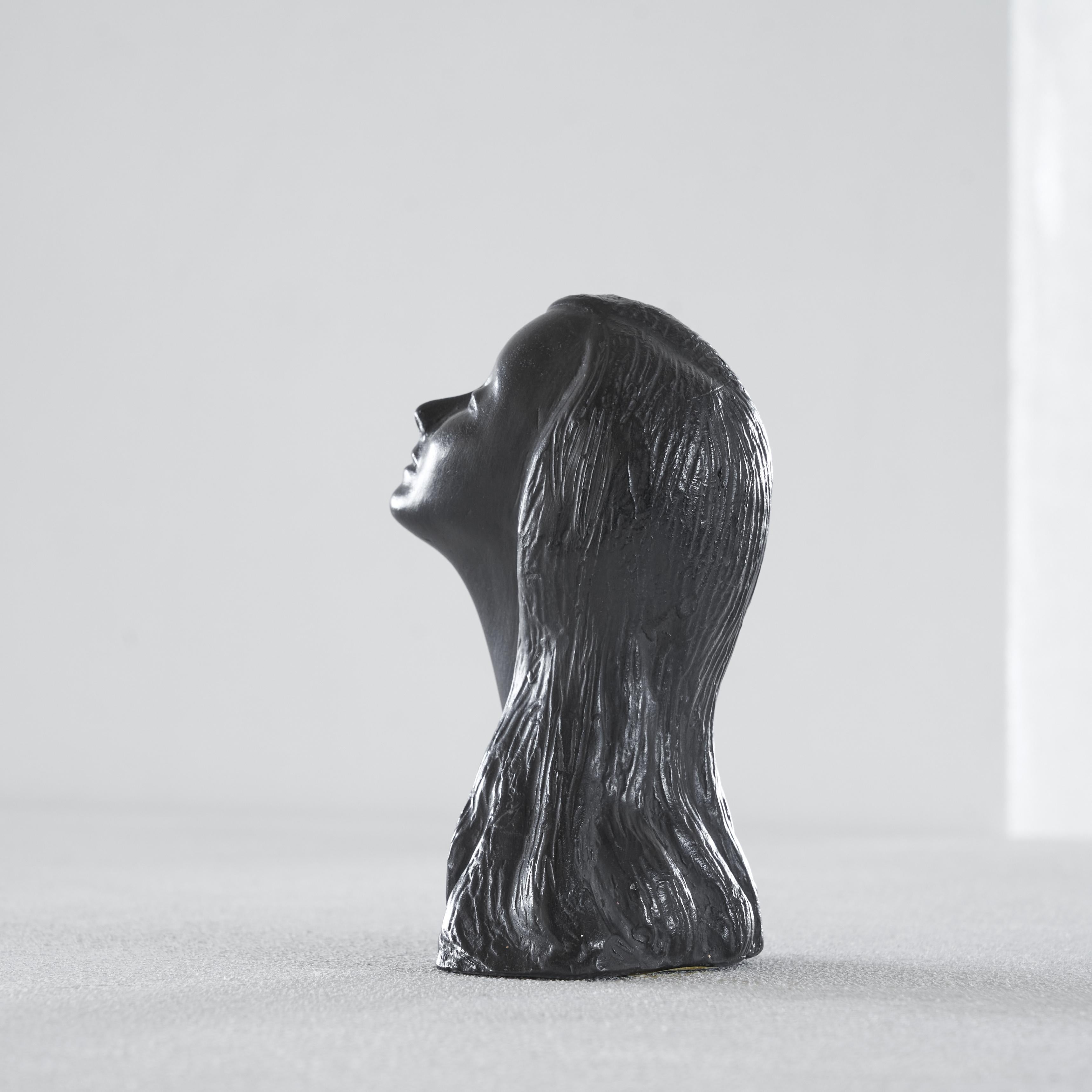 Escultura femenina de cerámica 