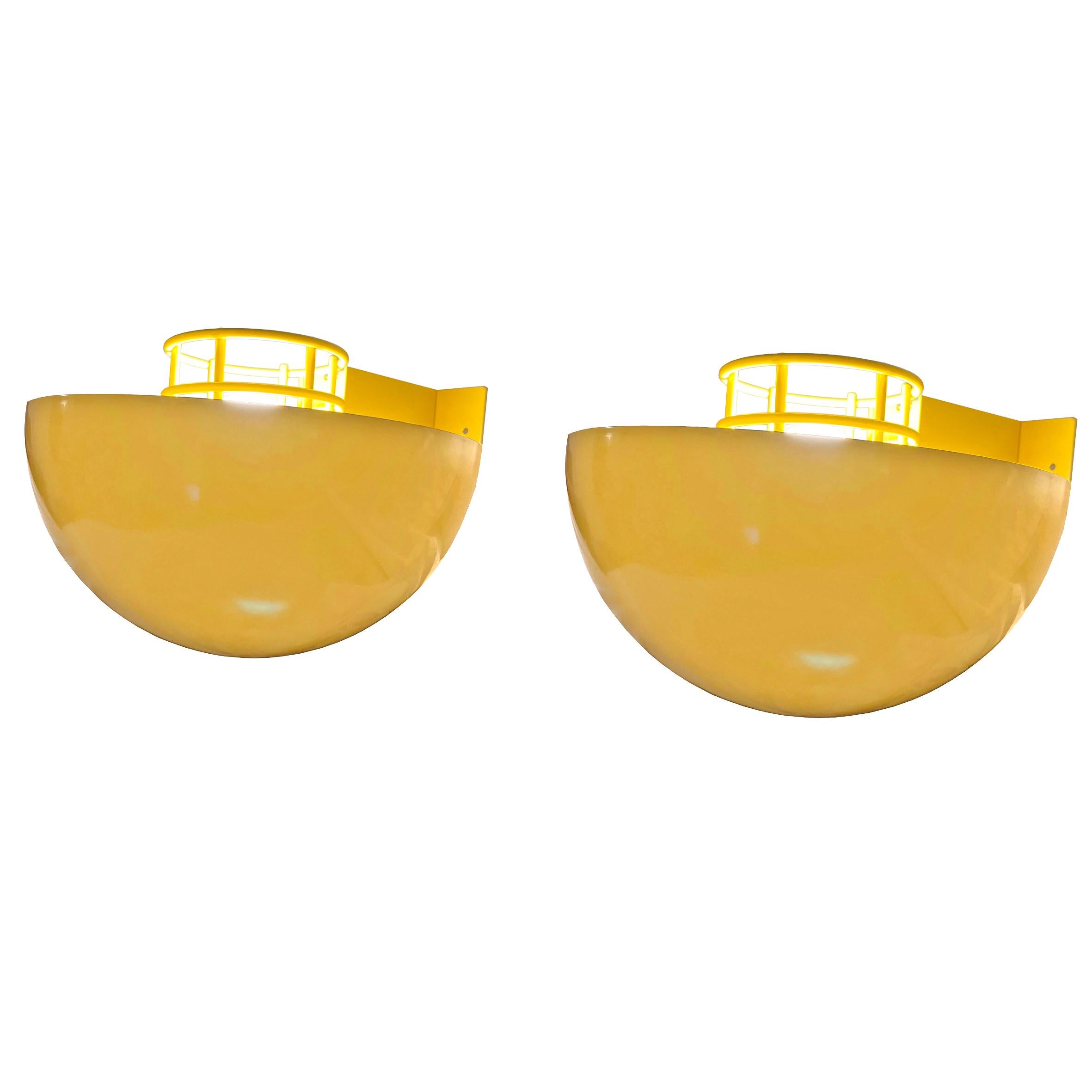 Elio Martinelli (1921-2004)

1240

Un par de apliques de pared en forma de cuenco lacado en amarillo, cada uno con una pantalla semiesférica sostenida por un brazo rectangular que emite la toma dentro de un cilindro de rejilla.
Con etiqueta 