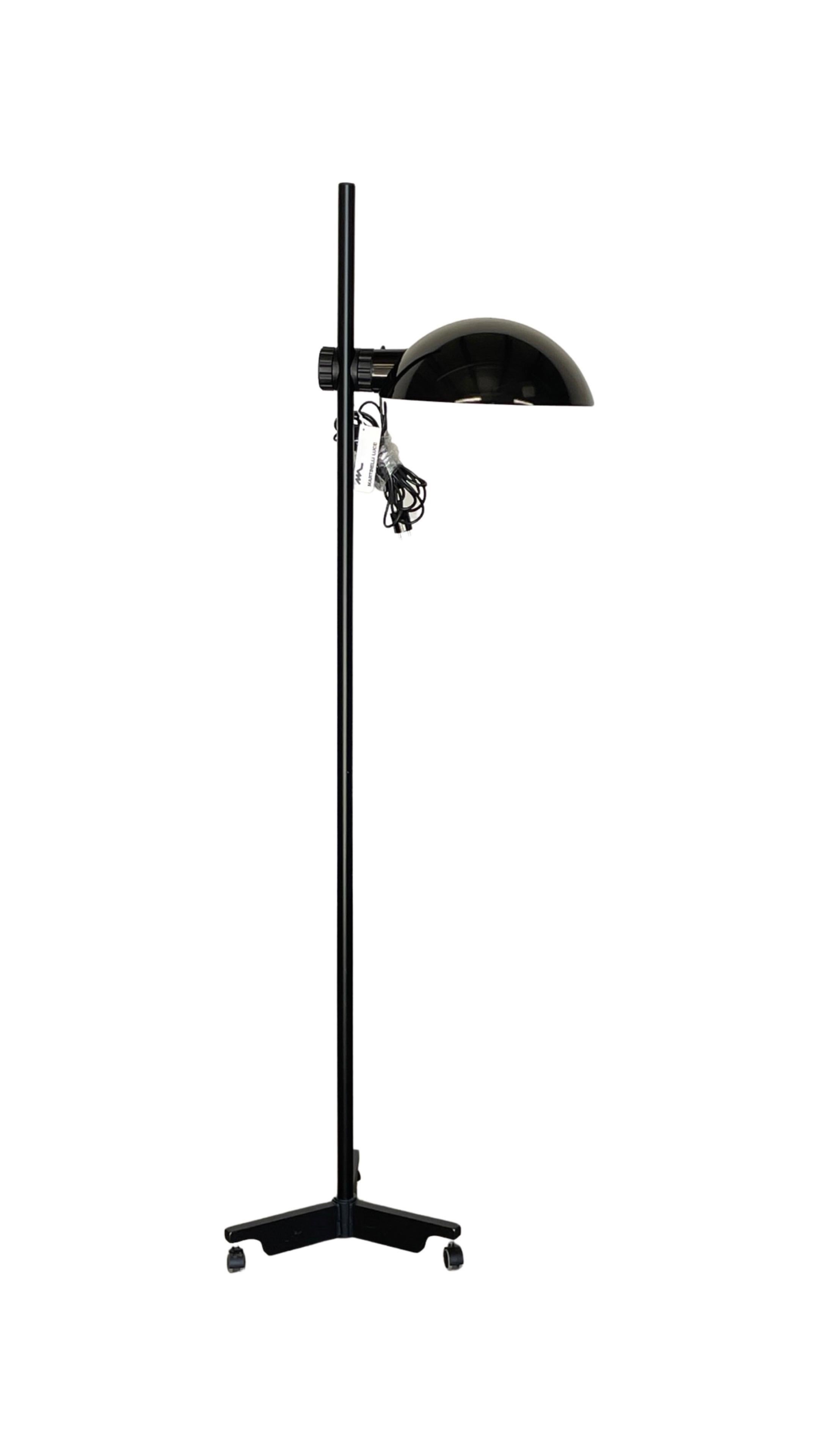 Enameled Elio Martinelli Adjustable Floor Lamp in Black for Martinelli Luce, Italy, 1970s For Sale