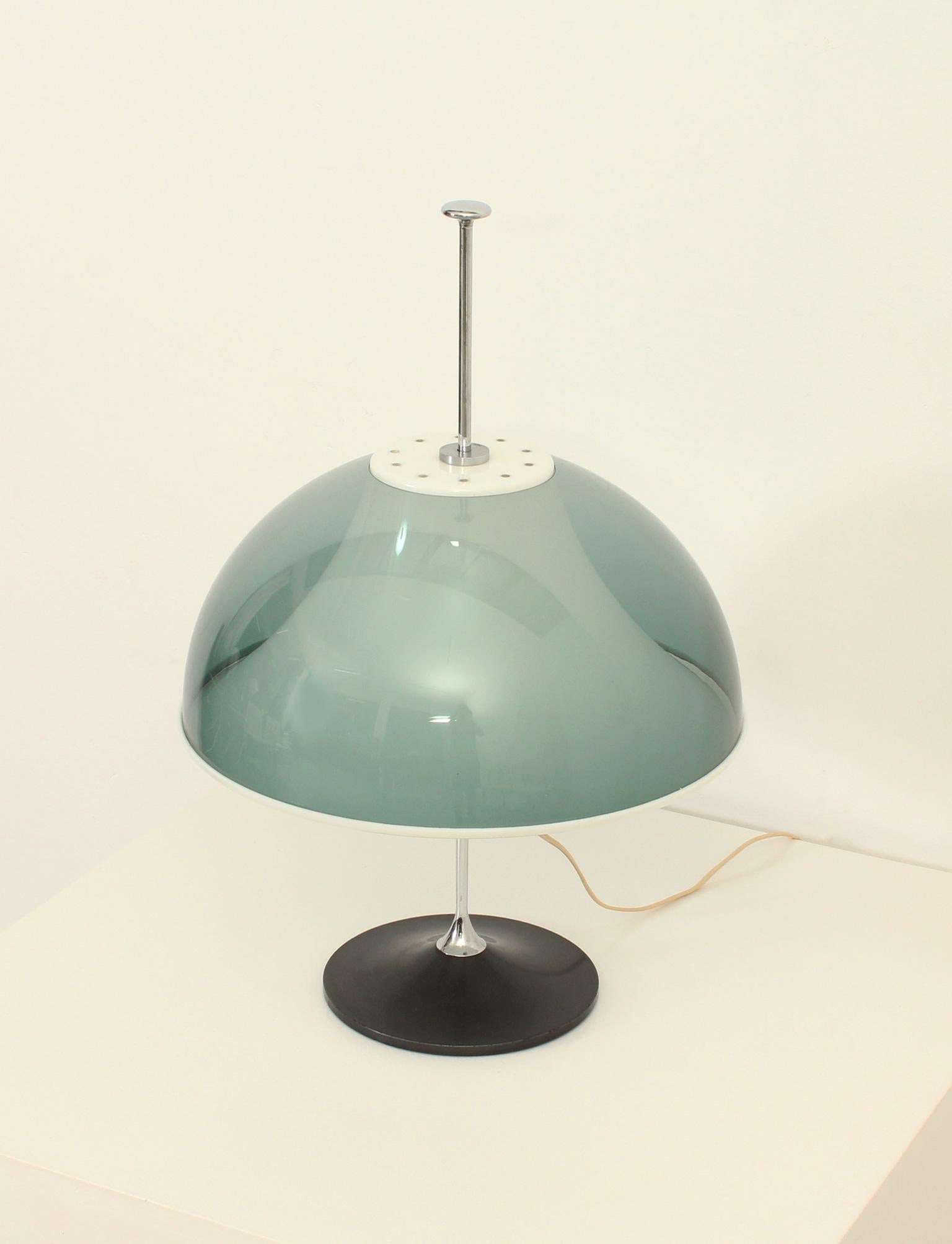 Adjustable table lamp designed in 1962 by Elio Martinelli for Metalarte, Spain. Double shade with colored plexiglass and white acrylic, base in lacquered metal and chromed steel with three bulbs. The height of the shade can be easily adjusted.