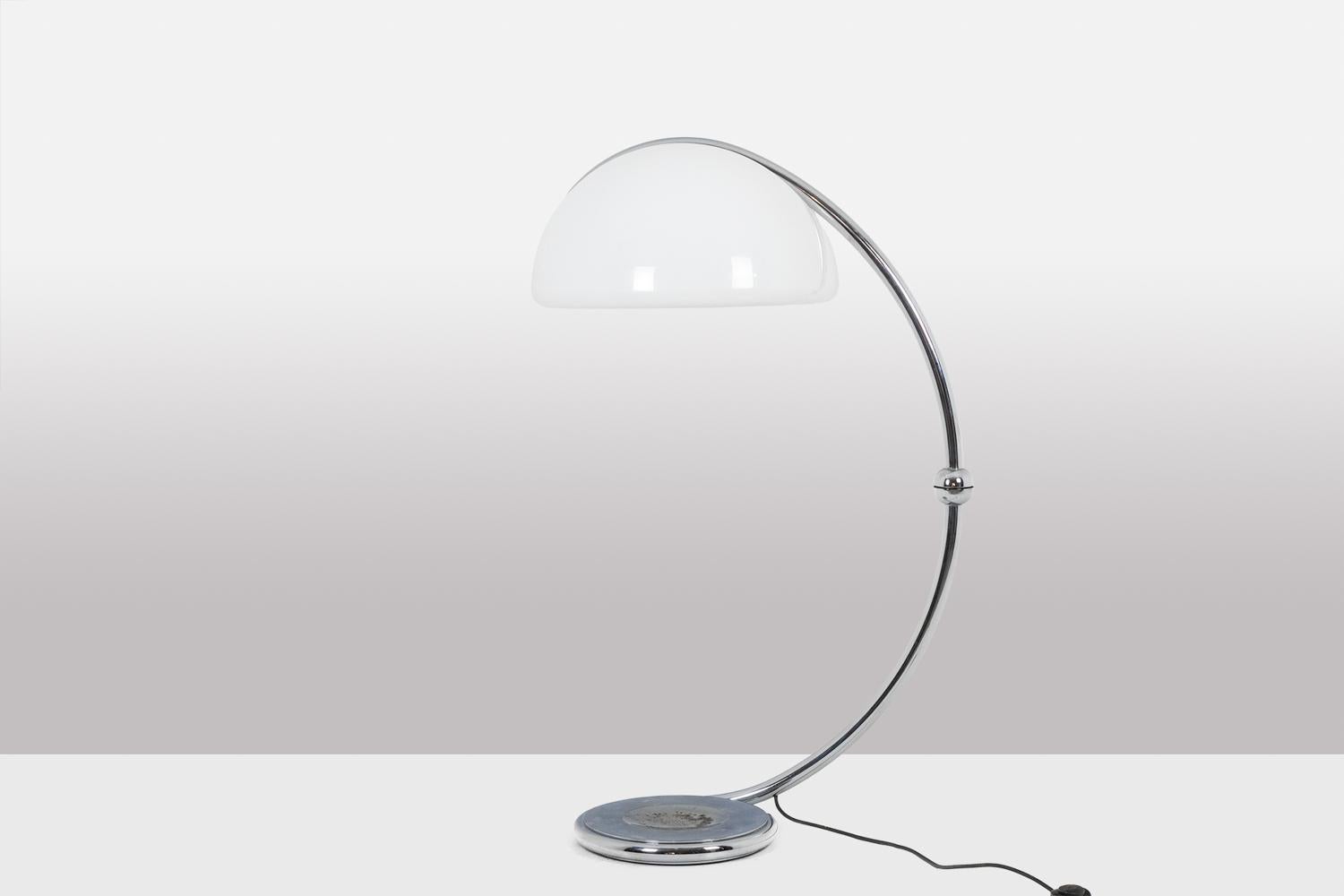 Italiano Elio Martinelli. Lampada da terra in metallo cromato. 1970s. in vendita