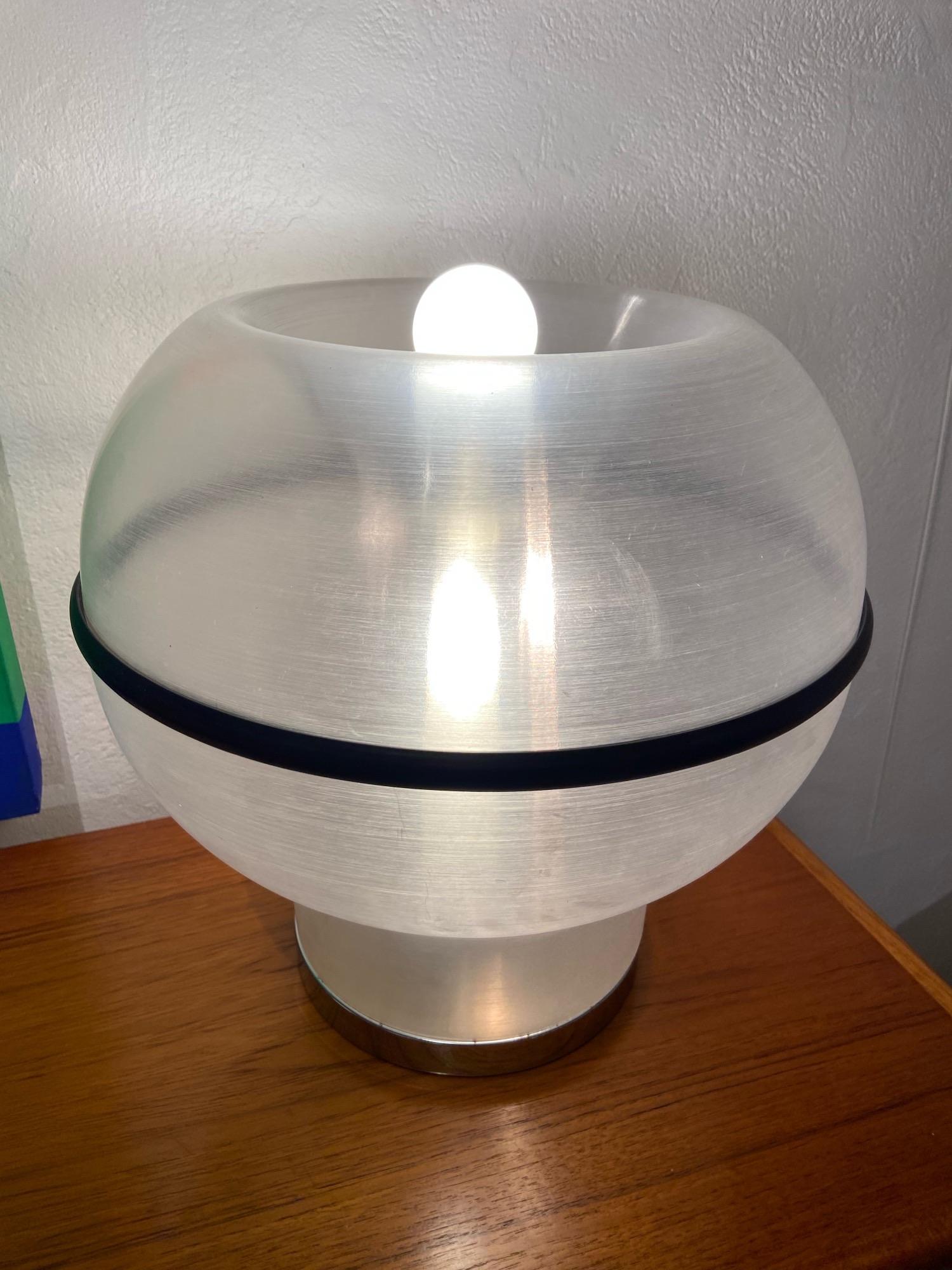 Elios Martinelli (Dans le goût de), lampe de table,
vers 1960

Plexi gravé, caoutchouc et métal gravé
Dimensions : H 40 x D 39,5 cm.

  