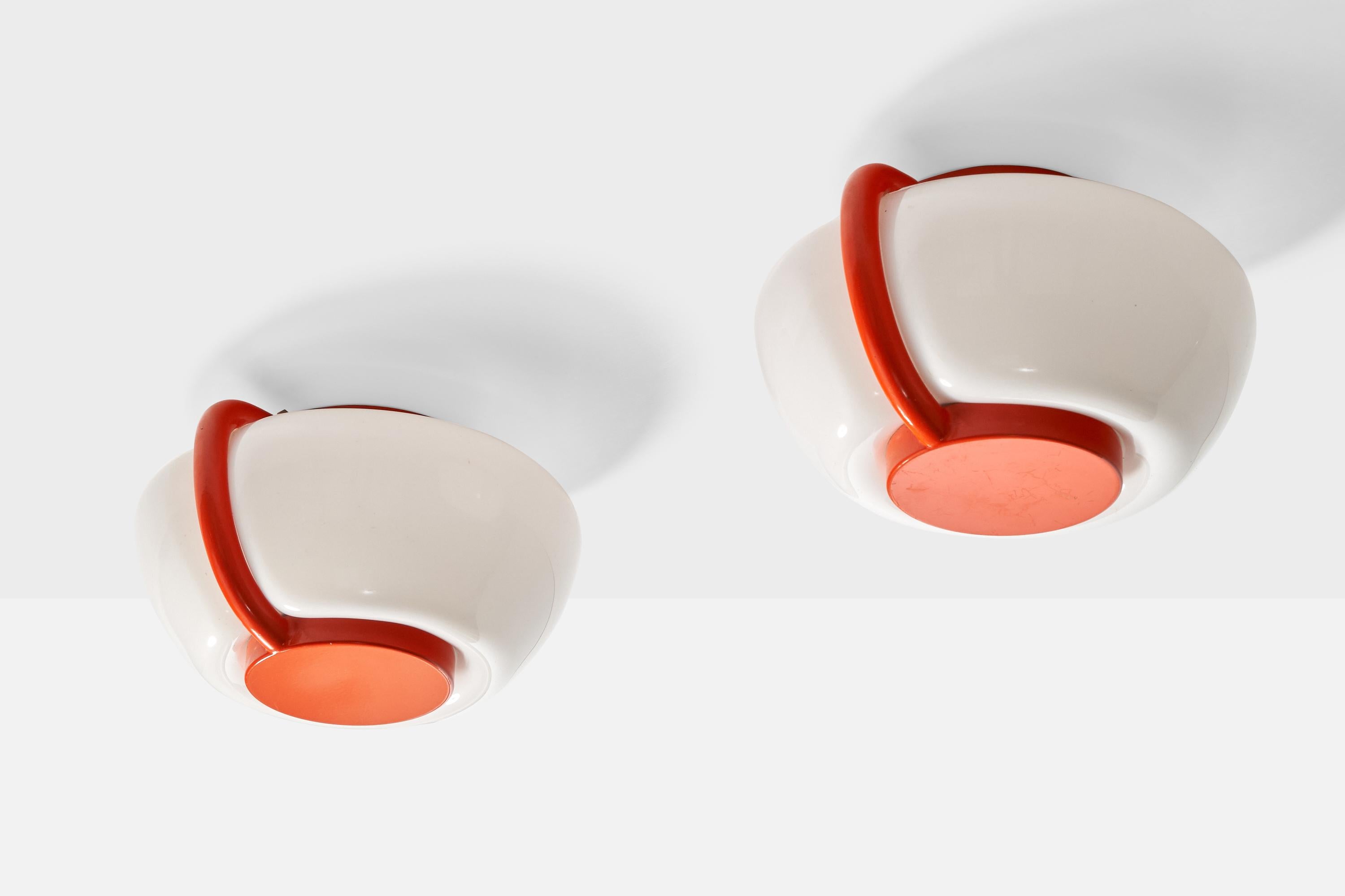 Paire d'encastrés ou d'appliques murales en métal laqué orange et en plexiglas, modèle 1197, conçus par Elio Martinelli et produits par Martinelli Luce, Italie, C. C. 1970.

Dimensions globales (pouces) : 5.5