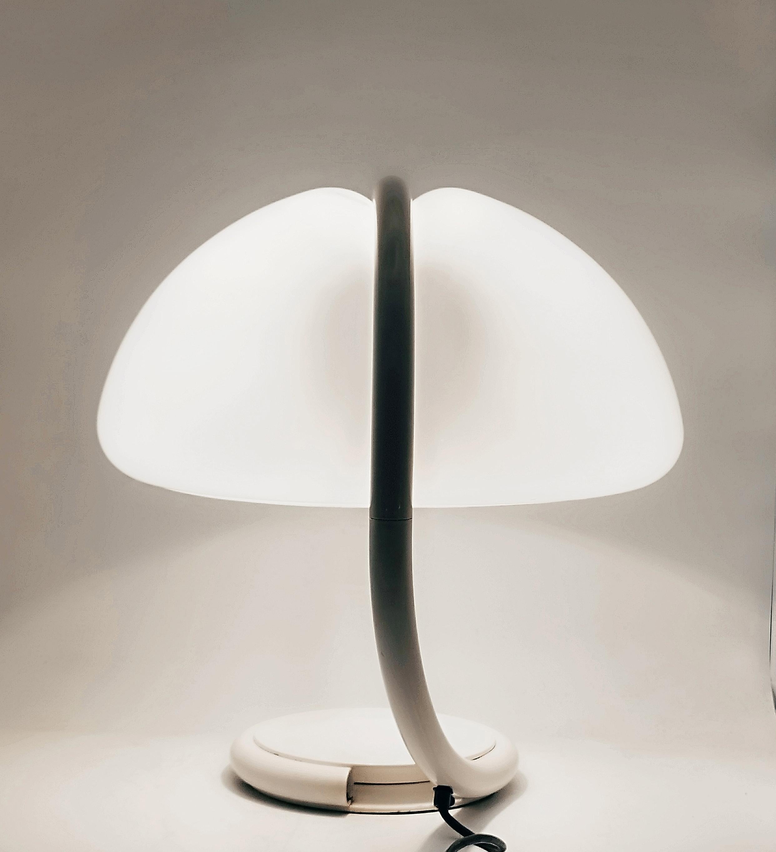 Lampada da tavolo Elio Martinelli per Martinelli Luce Serpente, Italia 1960s In condizioni buone in vendita a Naples, IT