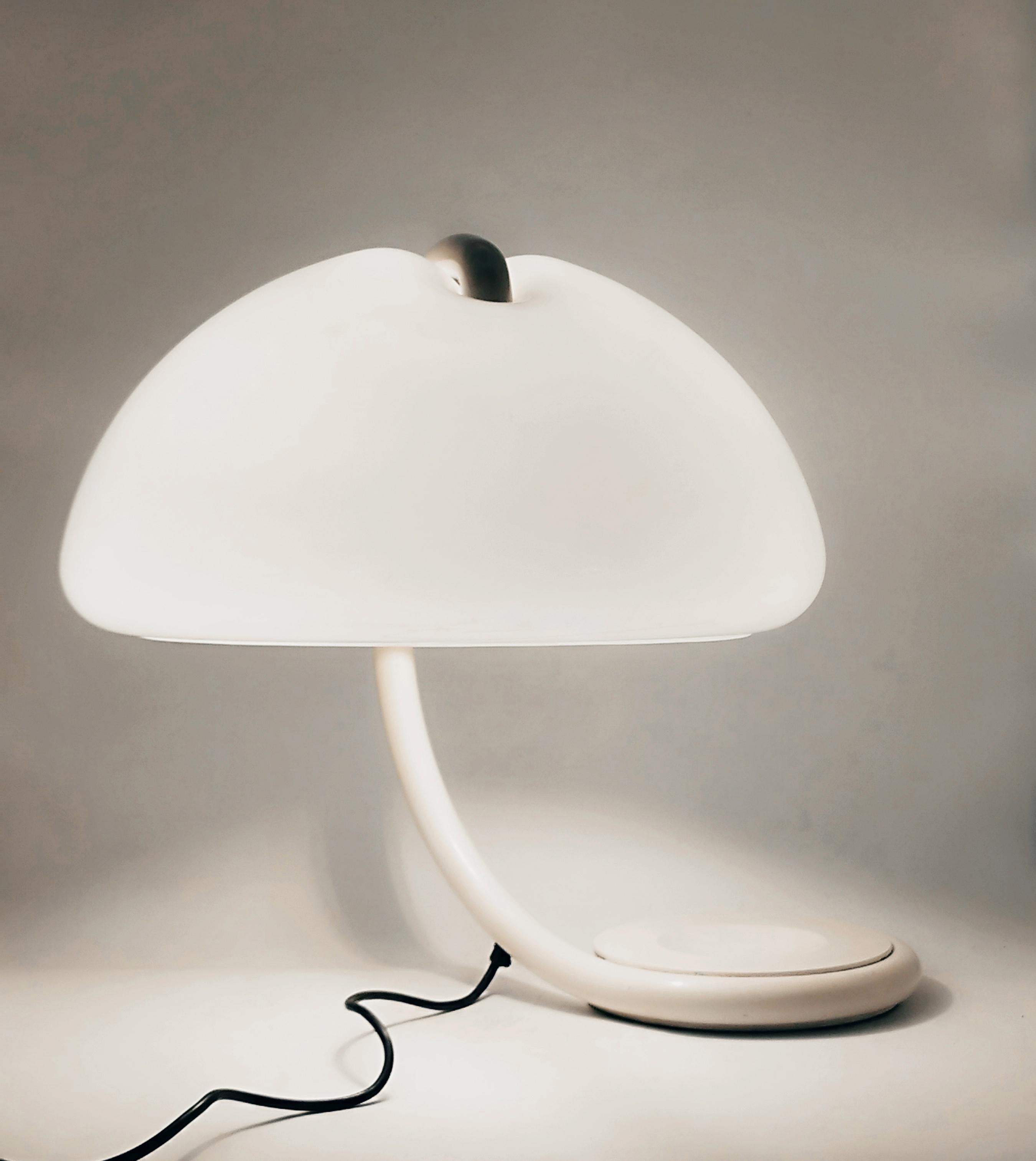 Metà XX secolo Lampada da tavolo Elio Martinelli per Martinelli Luce Serpente, Italia 1960s in vendita
