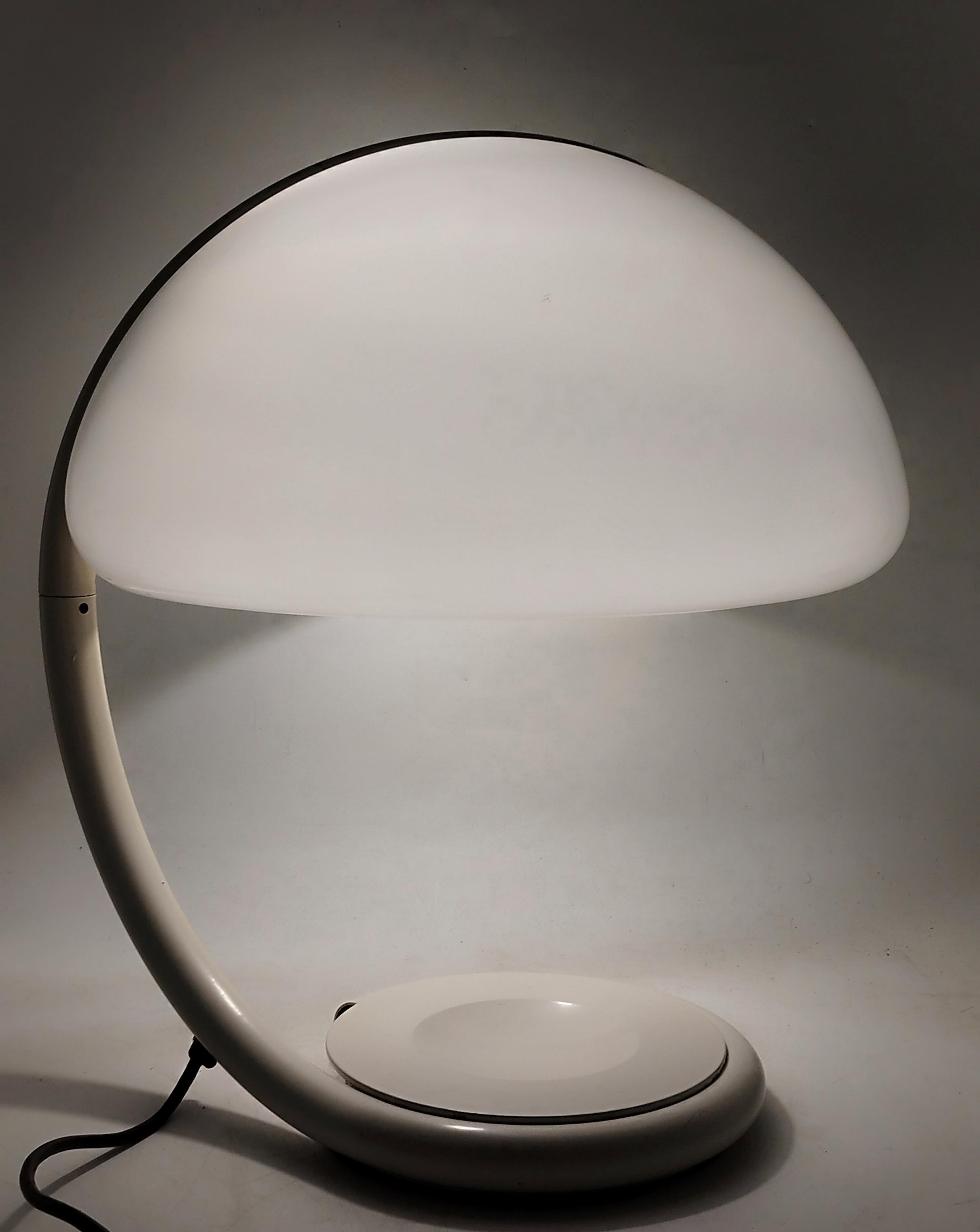 Metallo Lampada da tavolo Elio Martinelli per Martinelli Luce Serpente, Italia 1960s in vendita