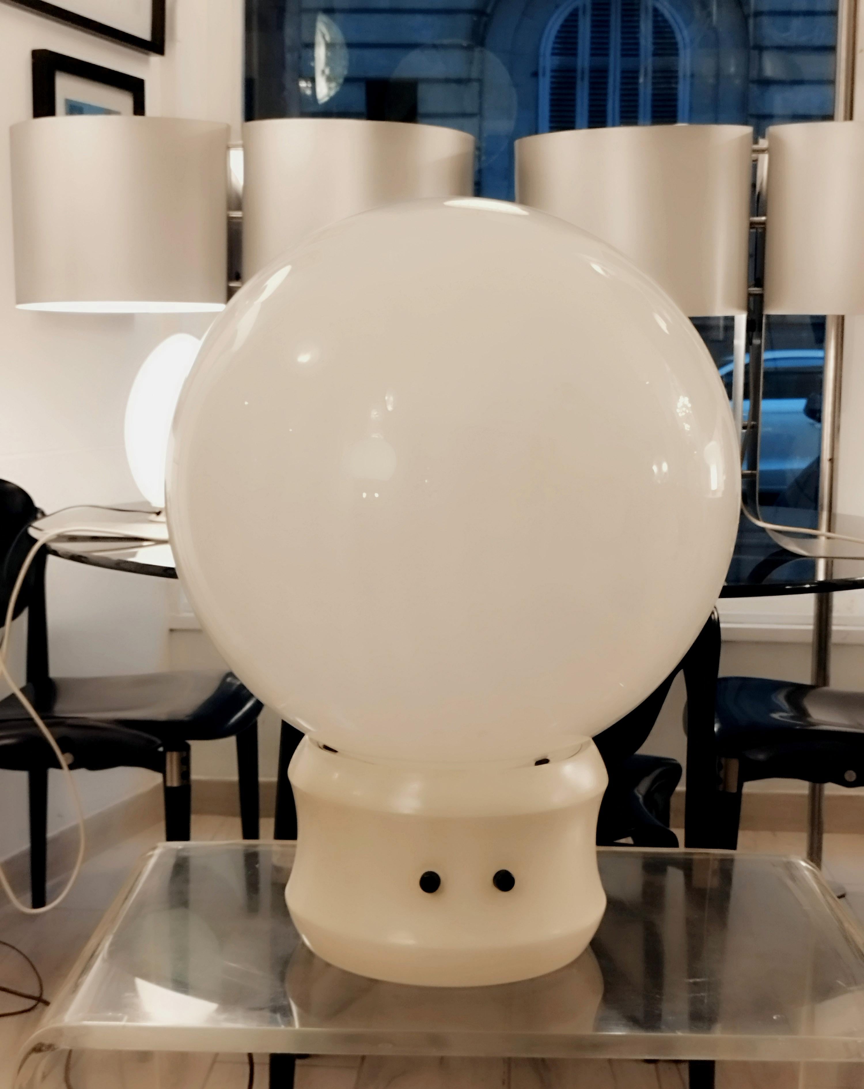 Sfera Gigante grande table or floor lamp by Elio Martinelli for Martinelli Luce.
The white metal base with two different switches supports a frosted glass shade with a diameter of 50 cm.