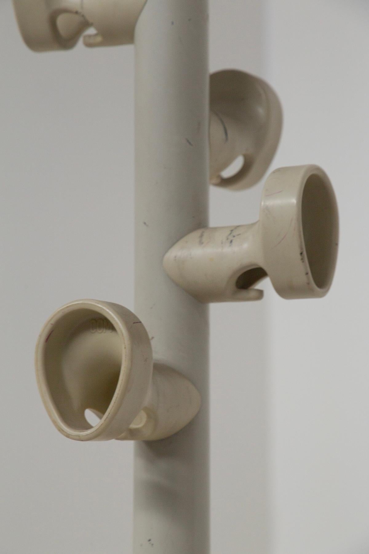 Italian vintage COBRA coat rack by Elio Martinelli - Iconic 1970s Space Age design.

Be captivated by the unique appeal of the COBRA coat rack, a masterpiece of Italian design by Elio Martinelli, dating back to the iconic 1970s. This extraordinary