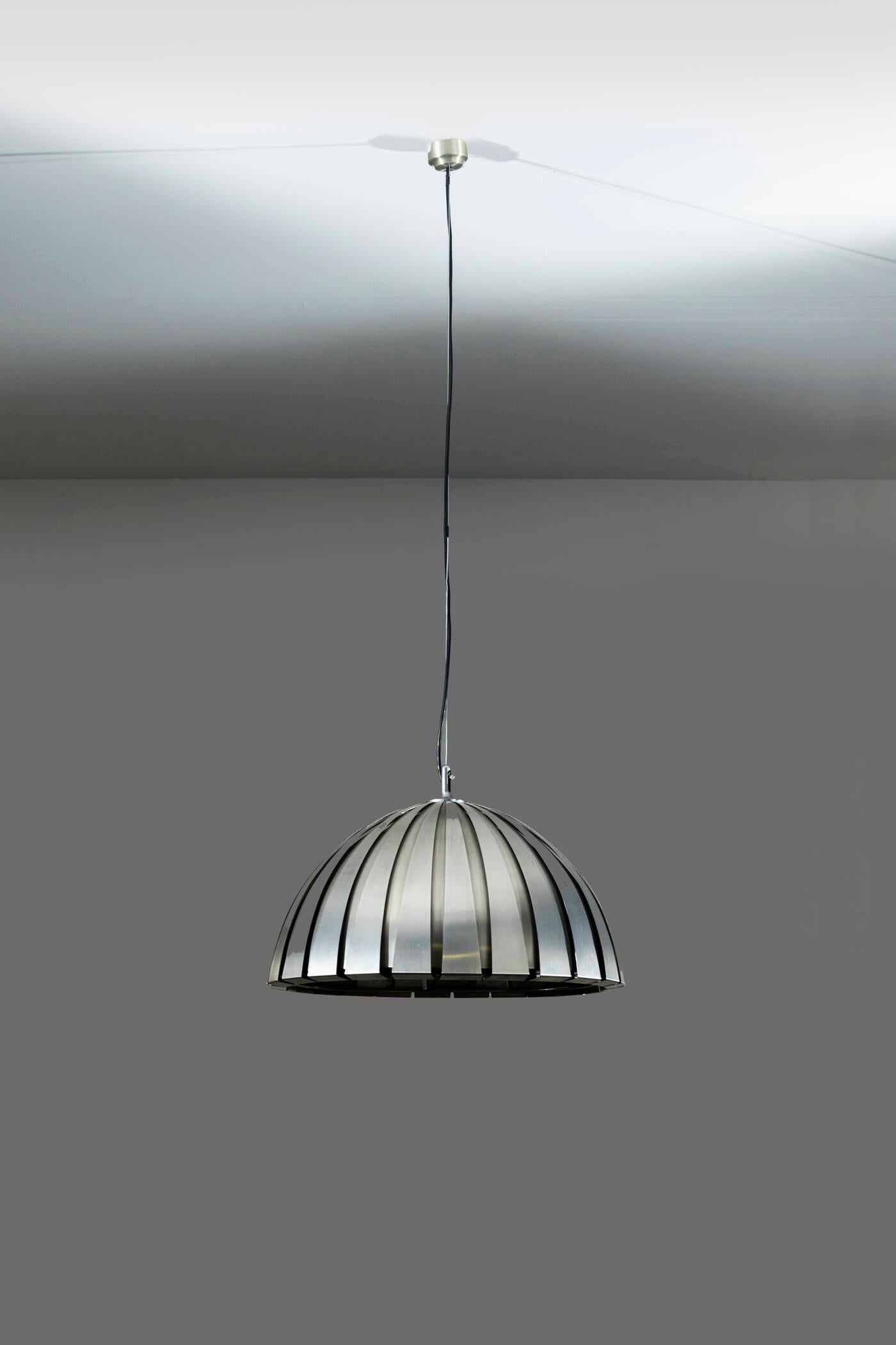 Particolare lampada a sospensione mod. 1749, composto da lamelle di metallo nichelato accostate e sovrapposte.
Prod. Martinelli Luce, anni '60
h cm 133x56
Bibl.: Giuliana Gramigna, 