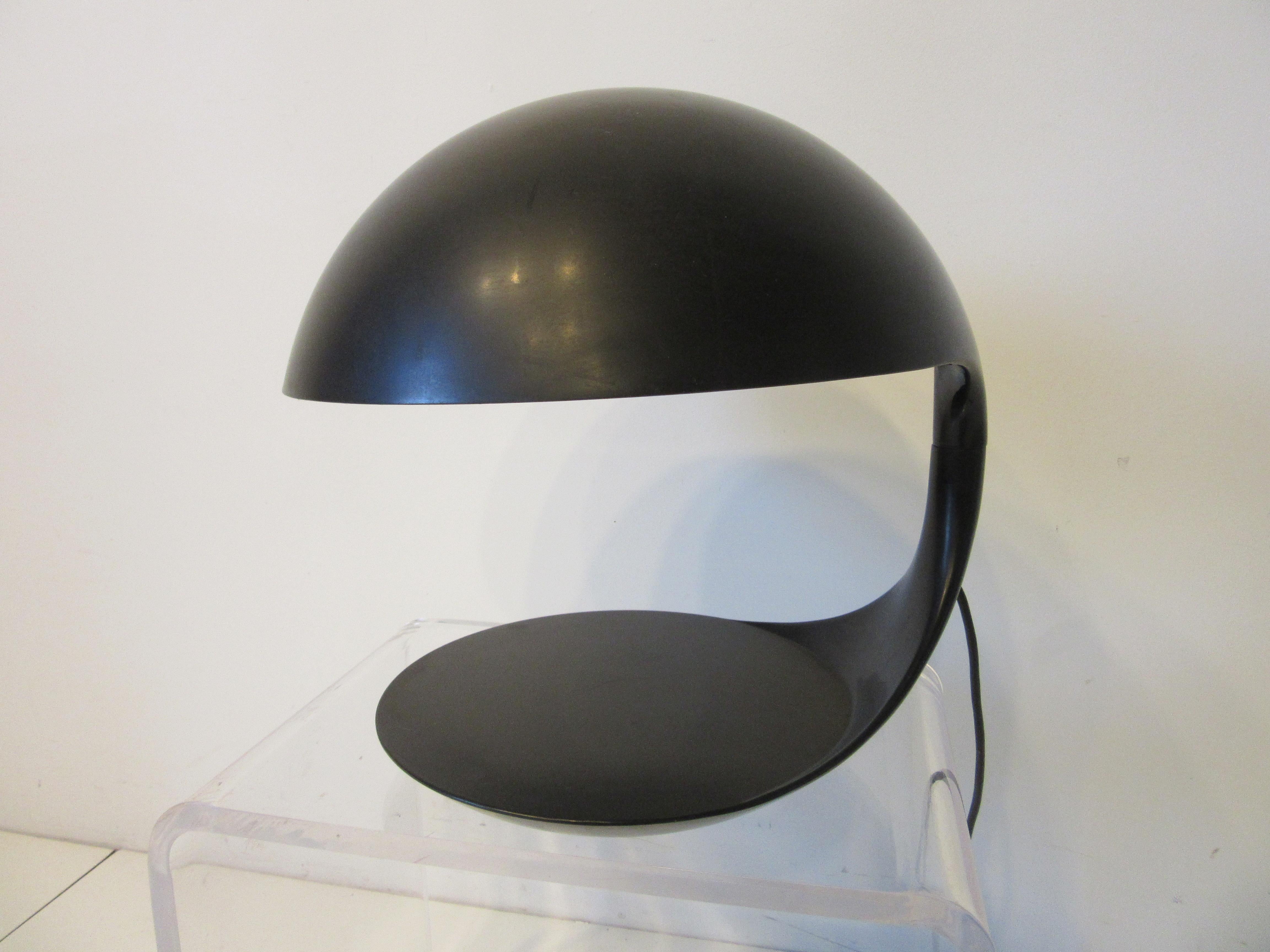 Lampe de table vintage Luce Cobra noir satiné avec un sommet bombé et un réflecteur en aluminium nervuré dans l'abat-jour inférieur. Cette pièce moulée en résine lourde était à la pointe de la technologie à l'époque. La base tourne en douceur, tout