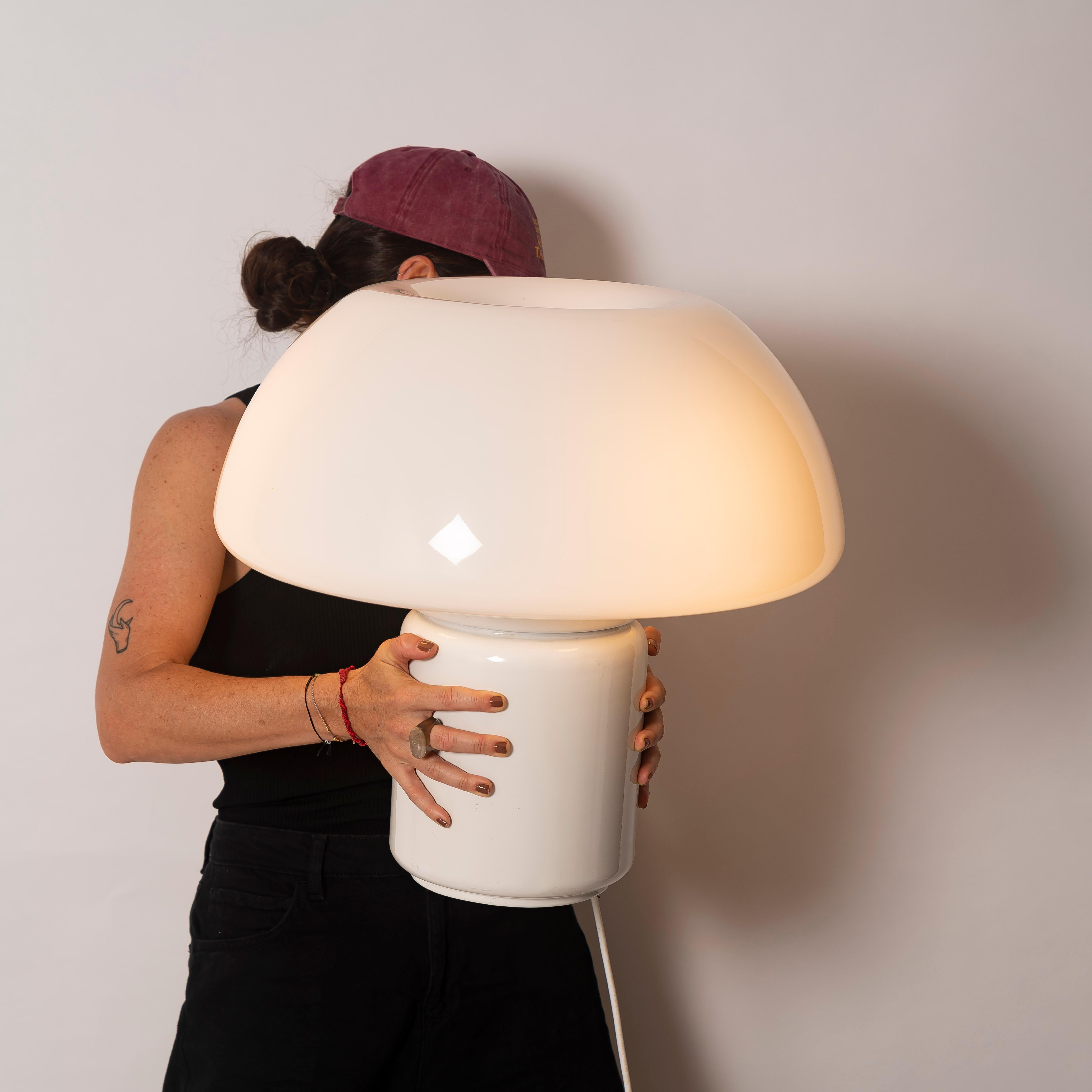 Elio Martinelli “Mushroom” Table Lamp for Martinelli Luce, Italy, 1970s – Lacquered Aluminum Base & Opaline Acrylic Shade

Add a touch of iconic Italian mid-century design to your space with this vintage Elio Martinelli Mushroom Table Lamp, crafted