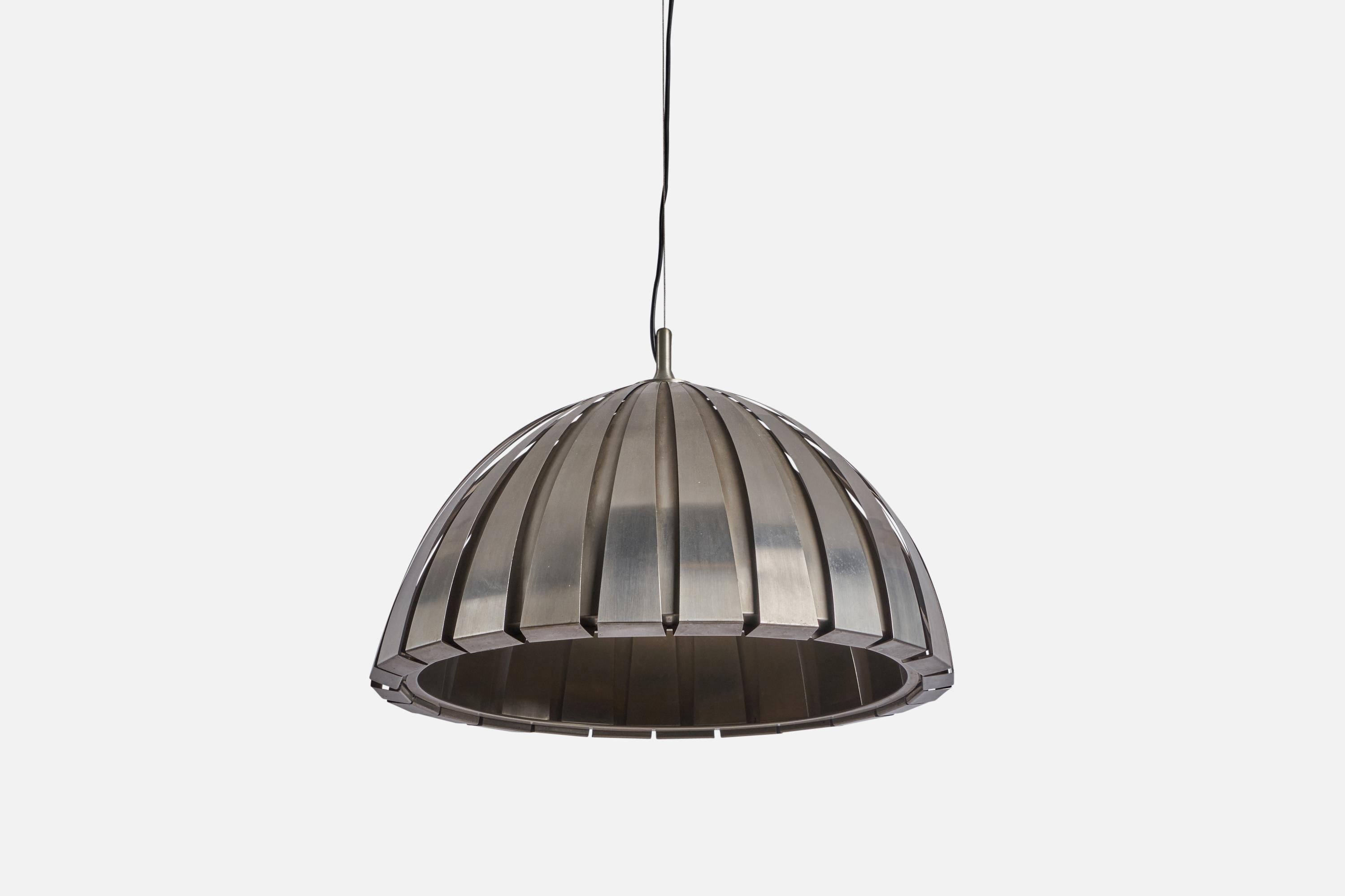 An aluminium and metal pendant light designed by Elio Martinelli and produced by Martinelli Luce, Italy, c. 1970s.

Overall Dimensions (inches): 13” H x 22” Diameter
Bulb Specifications: E-26 Bulb
Number of Sockets: 1
Variable drop length 