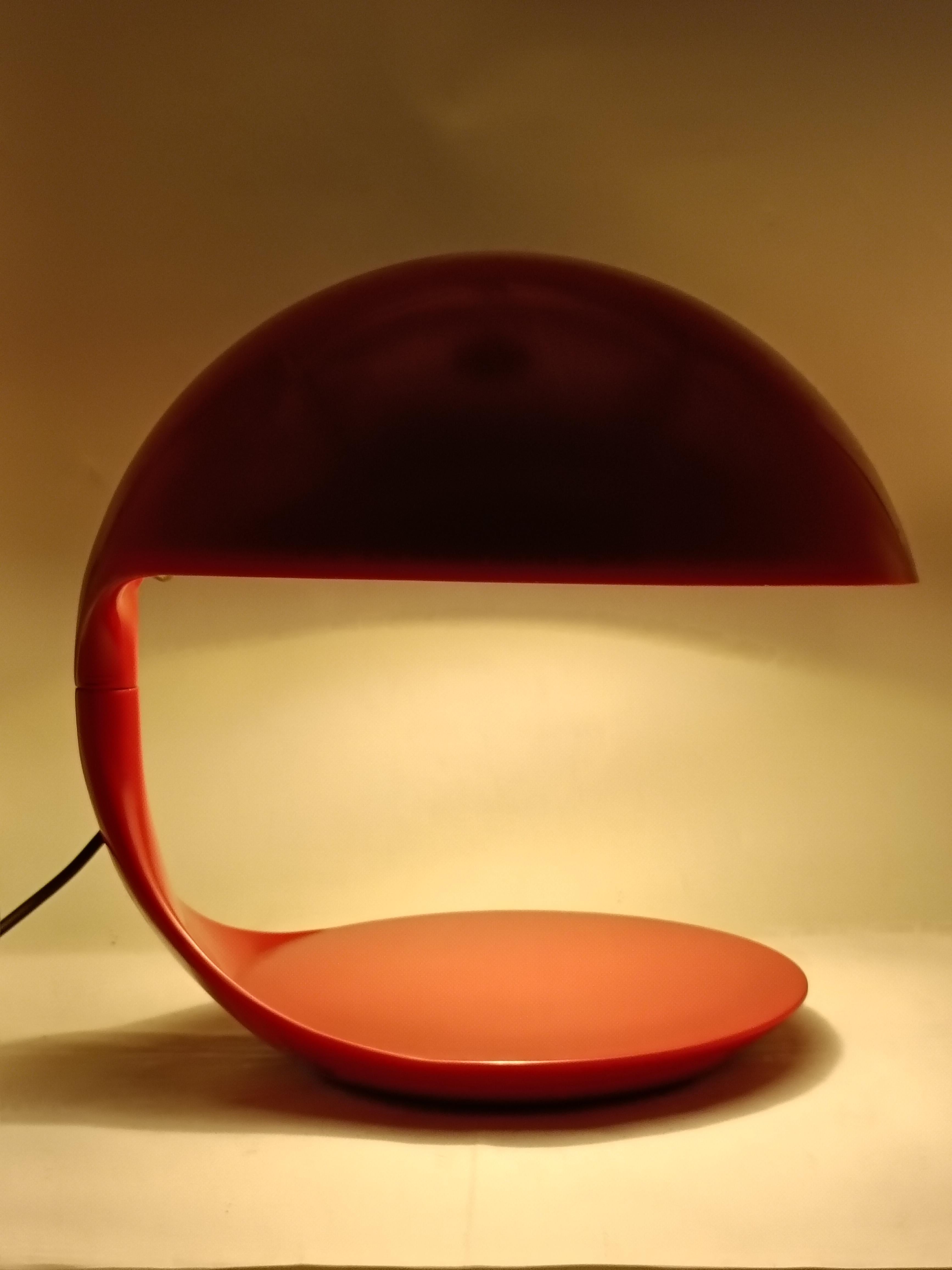 Elio Martinelli para Martinelli Luce Lámpara de mesa 'Cobra roja', Italia Años 60 Resina en venta