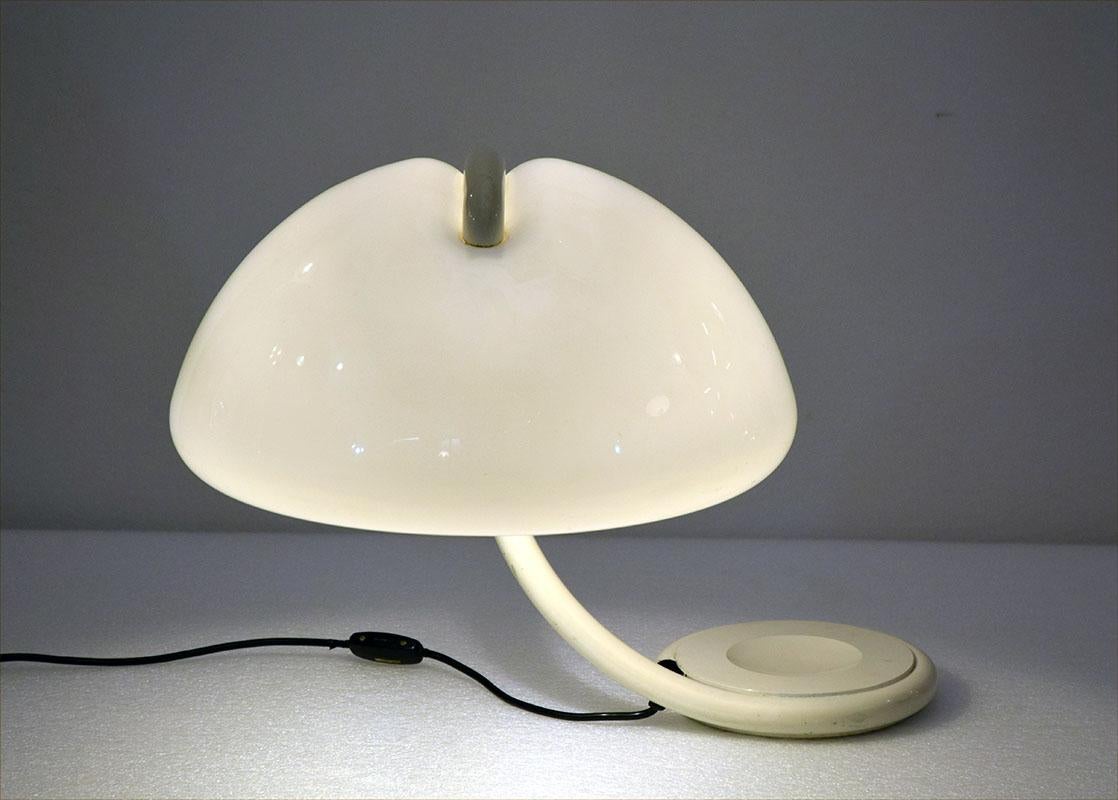 Italian Elio Martinelli Serpente table lamp from the 1960s For Sale