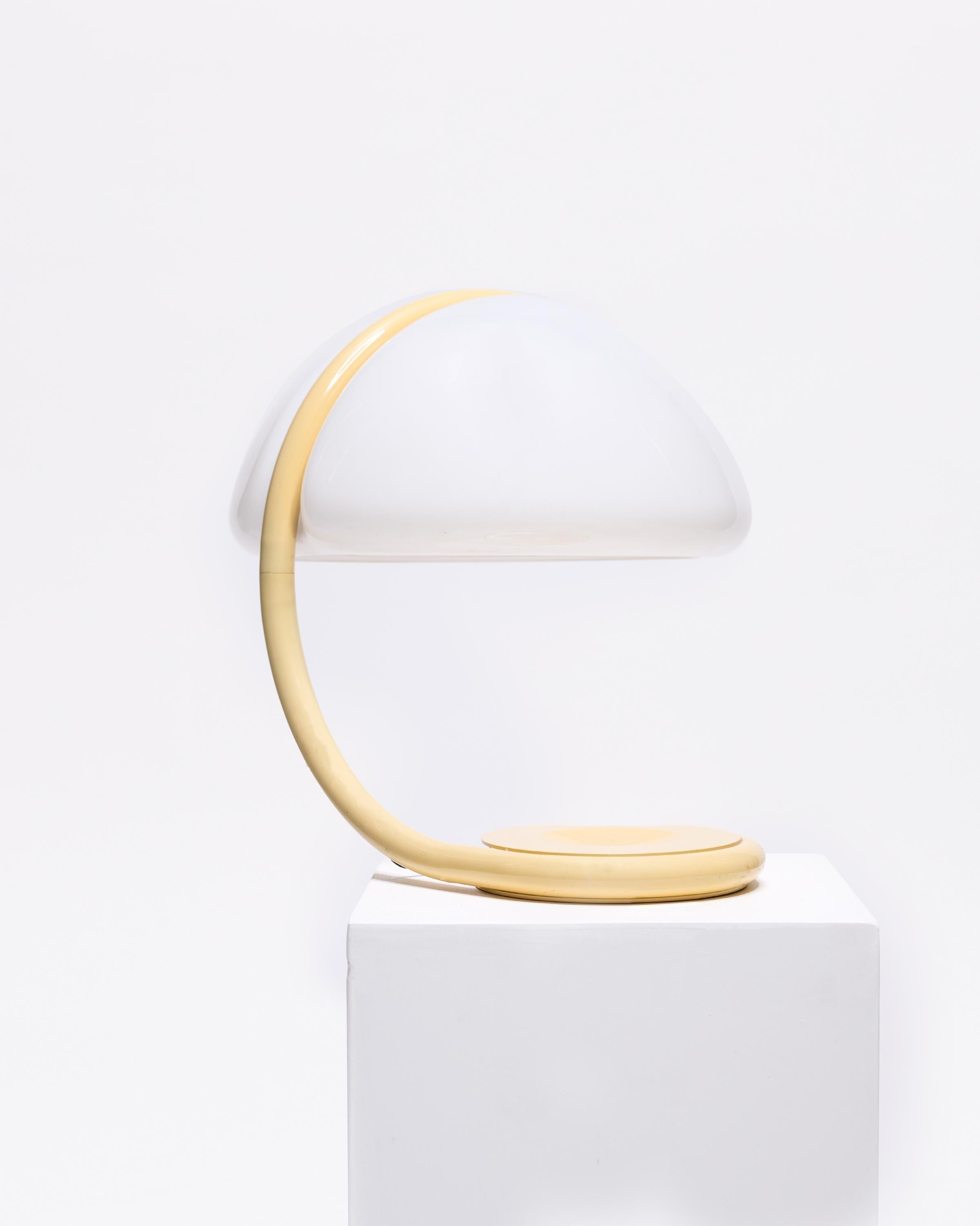 Elio Martinelli, fondatore di Martinelli Luce (fondata nel 1950), ha dedicato la sua carriera alla creazione di un'illuminazione funzionale ed esteticamente gradevole per spazi pubblici e privati. 

Questa lampada da tavolo è caratterizzata da un