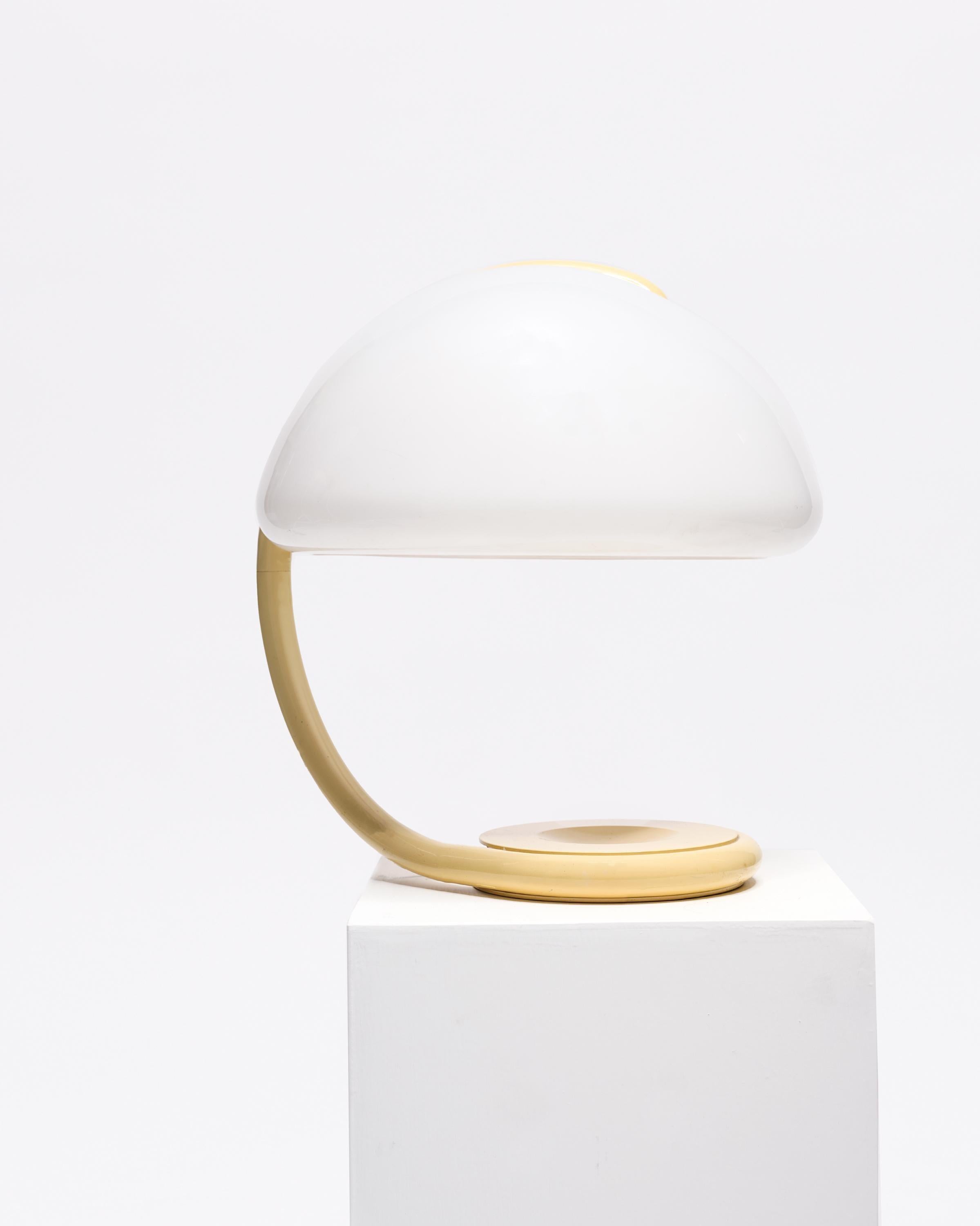 Metà XX secolo Elio Martinelli, Lampada da tavolo 'Serpente', Martinelli Luce, Italia, 1965 in vendita