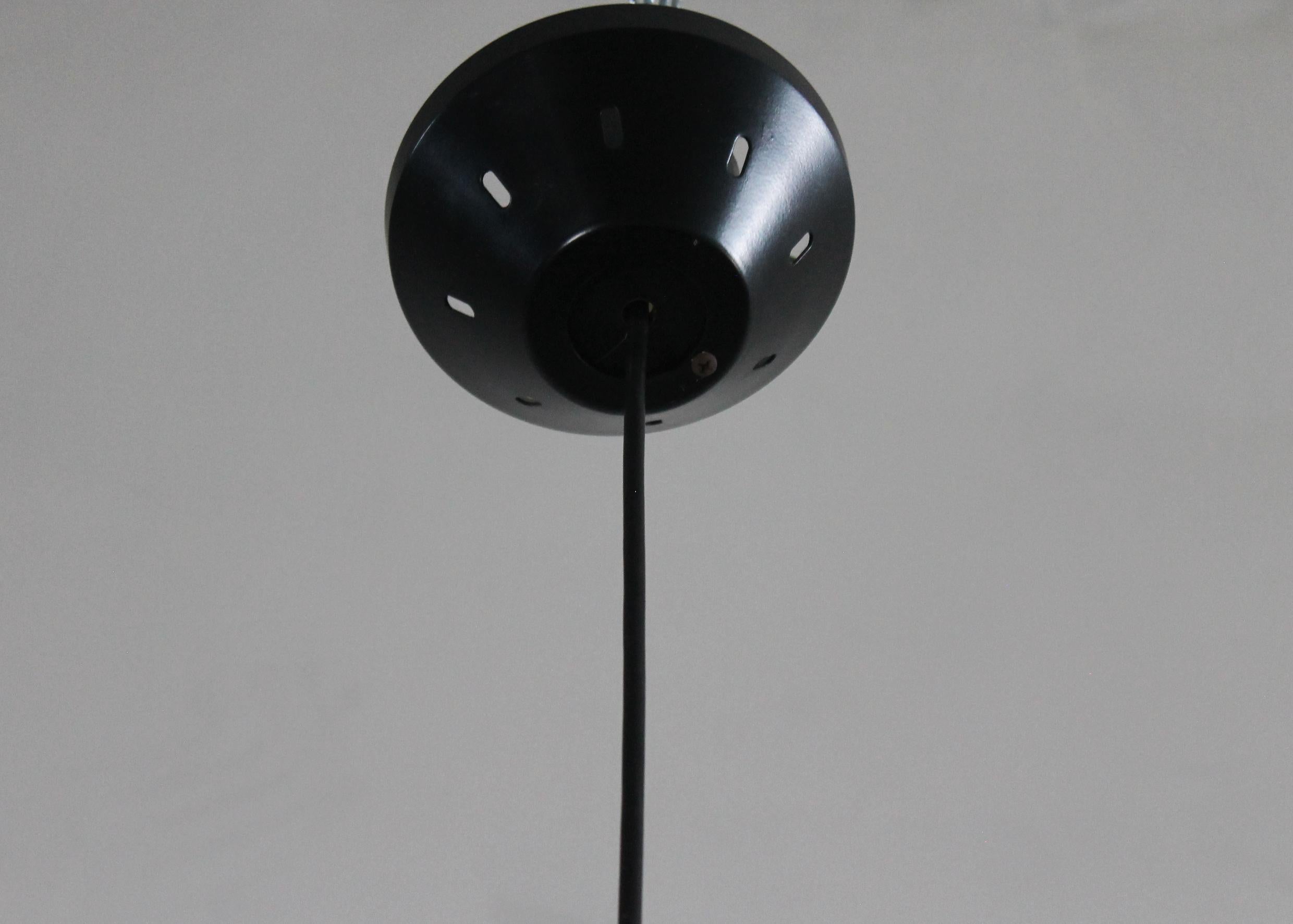 Elio Martinelli Stufen-Kronleuchter aus schwarz lackiertem Metall von Martinelli Luce, 70er Jahre (Ende des 20. Jahrhunderts) im Angebot