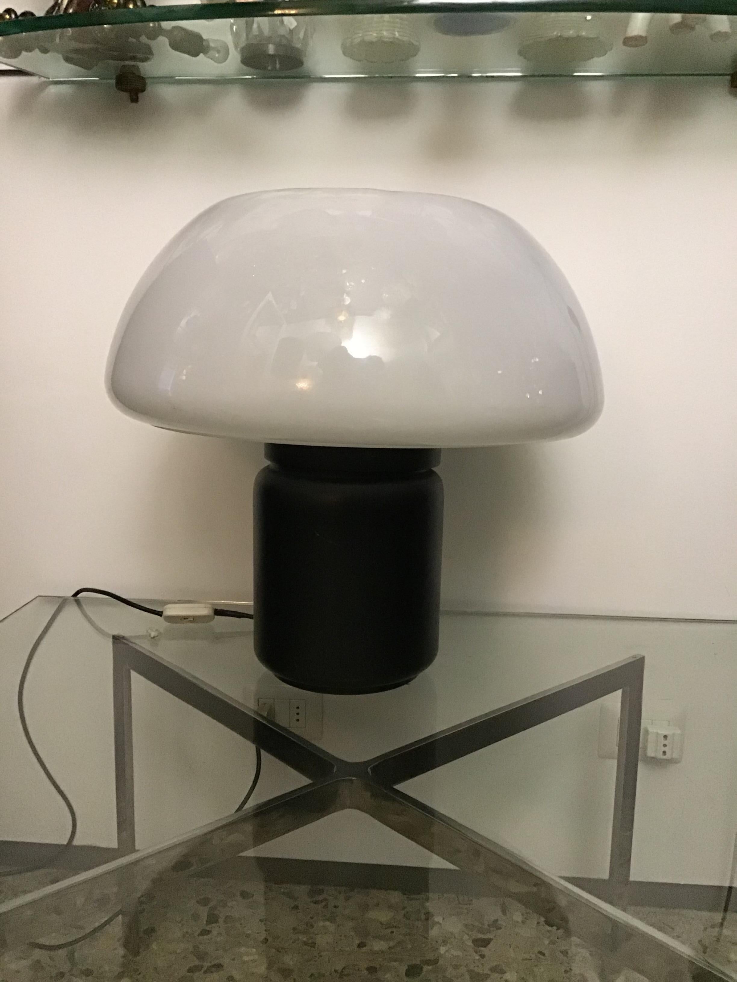 Lámpara de mesa Elio Martinelli Plexiglás latonado, 1970 Italiano en venta