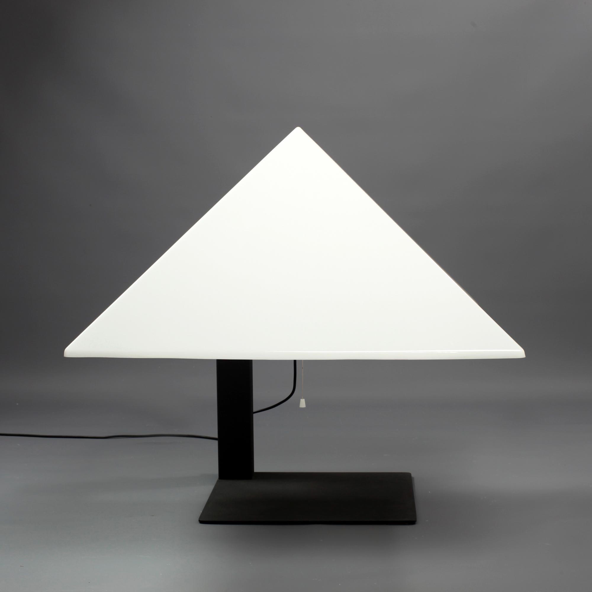 Large model 715 or “Pitagora” lamp designed by Elio Martinelli for Martinelli Luce, square base and foot in black lacquered metal with large pyramidal reflector in white ABS.
This model in very good condition is no longer produced and is rarely