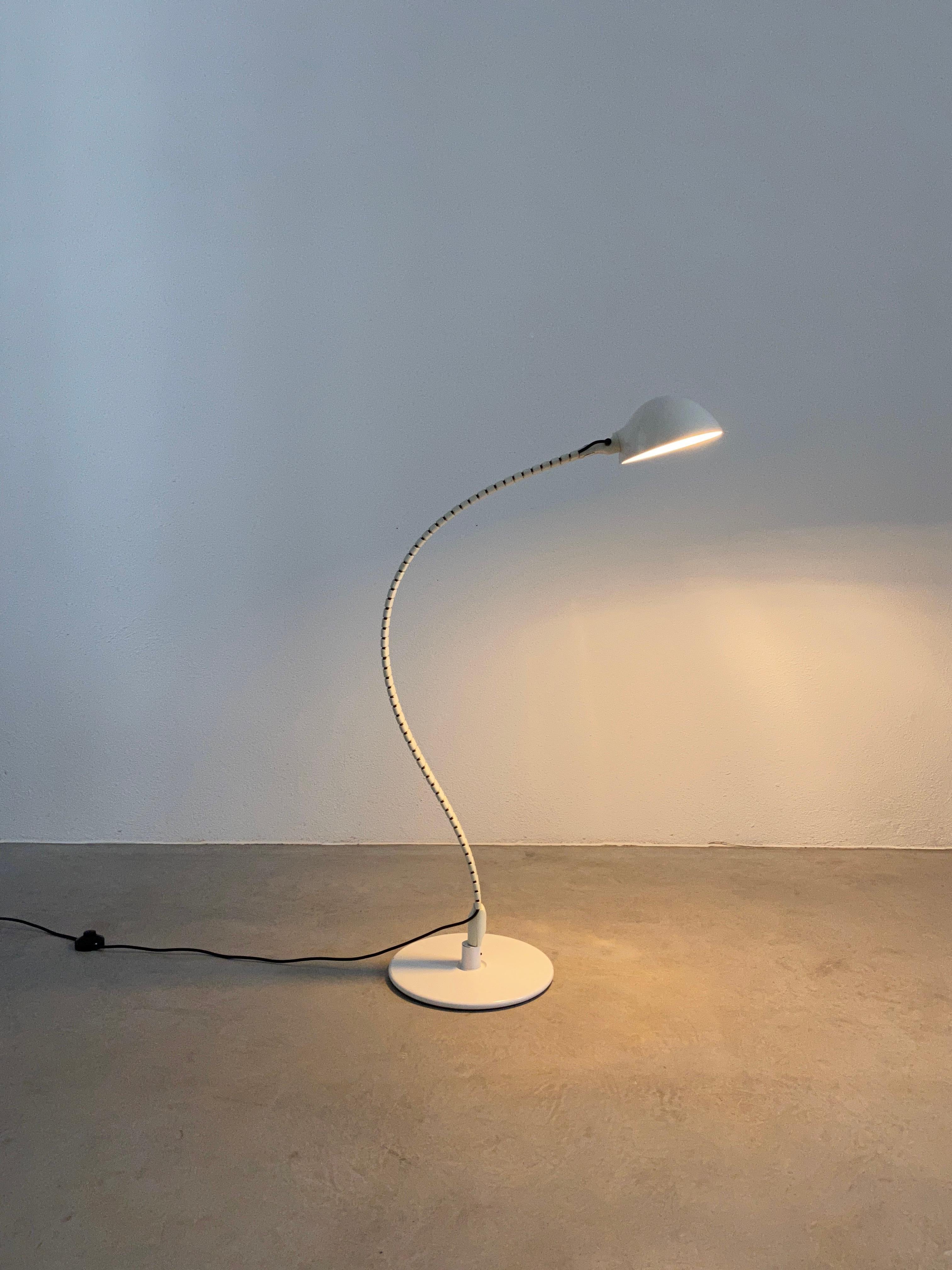 Iconic floor light by Elio Martinelli, Italy, 1970

Nicely sized floor lamp with a very flexible stem that can be adjusted in all kind of positions. Good condition, cleaned checked and ready to use. Minimal signs of wear on the foot and stem, no