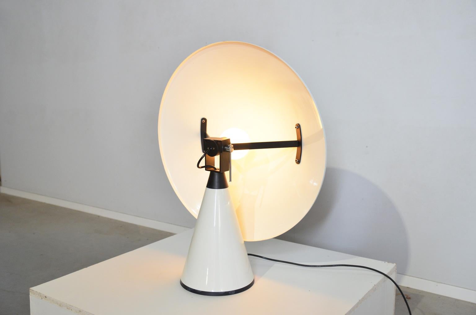 Elio Martinelli White Radar Table Lamp for Martinelli Luce, Italy In Good Condition In RHEEZERVEEN, Overijssel