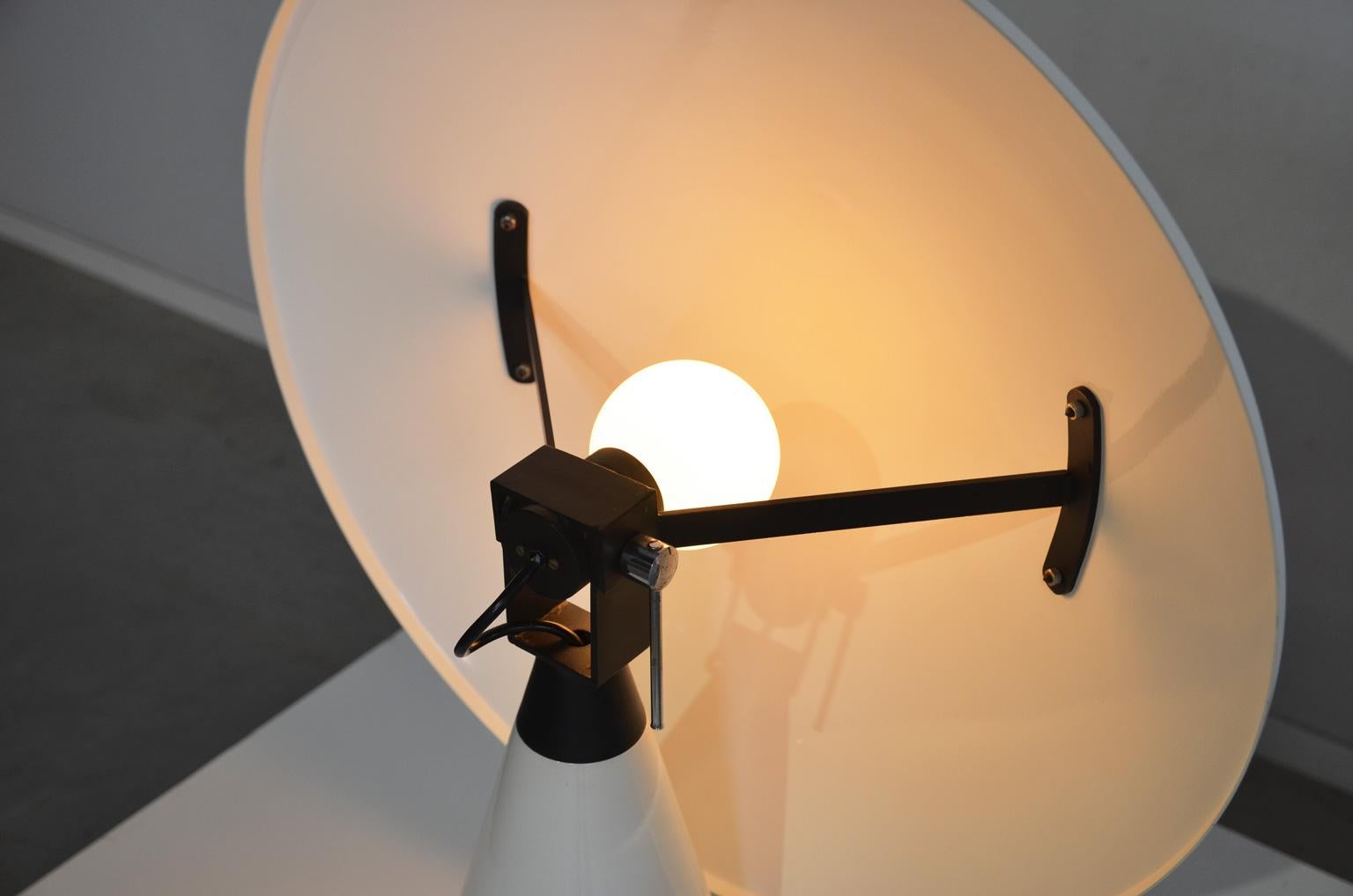 Late 20th Century Elio Martinelli White Radar Table Lamp for Martinelli Luce, Italy