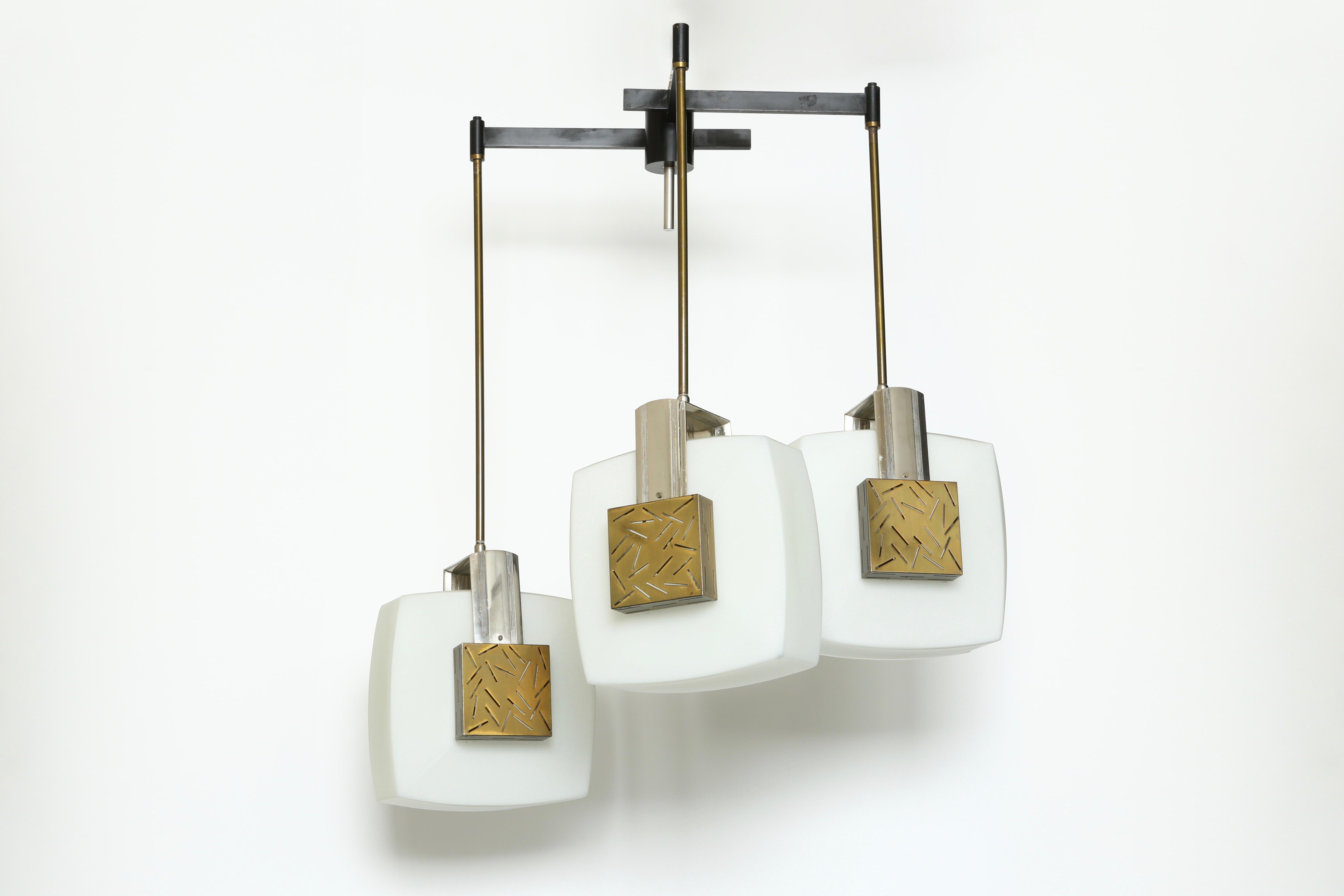 Lampadario di Elio Monesi per Arredoluce.
Progettato e realizzato in Italia negli anni '60.
Una plafoniera molto rara. Model No. 12815.
Vetro opalino bianco duplex, ottone patinato, metallo nichelato.
Accoglie 3 lampadine con base