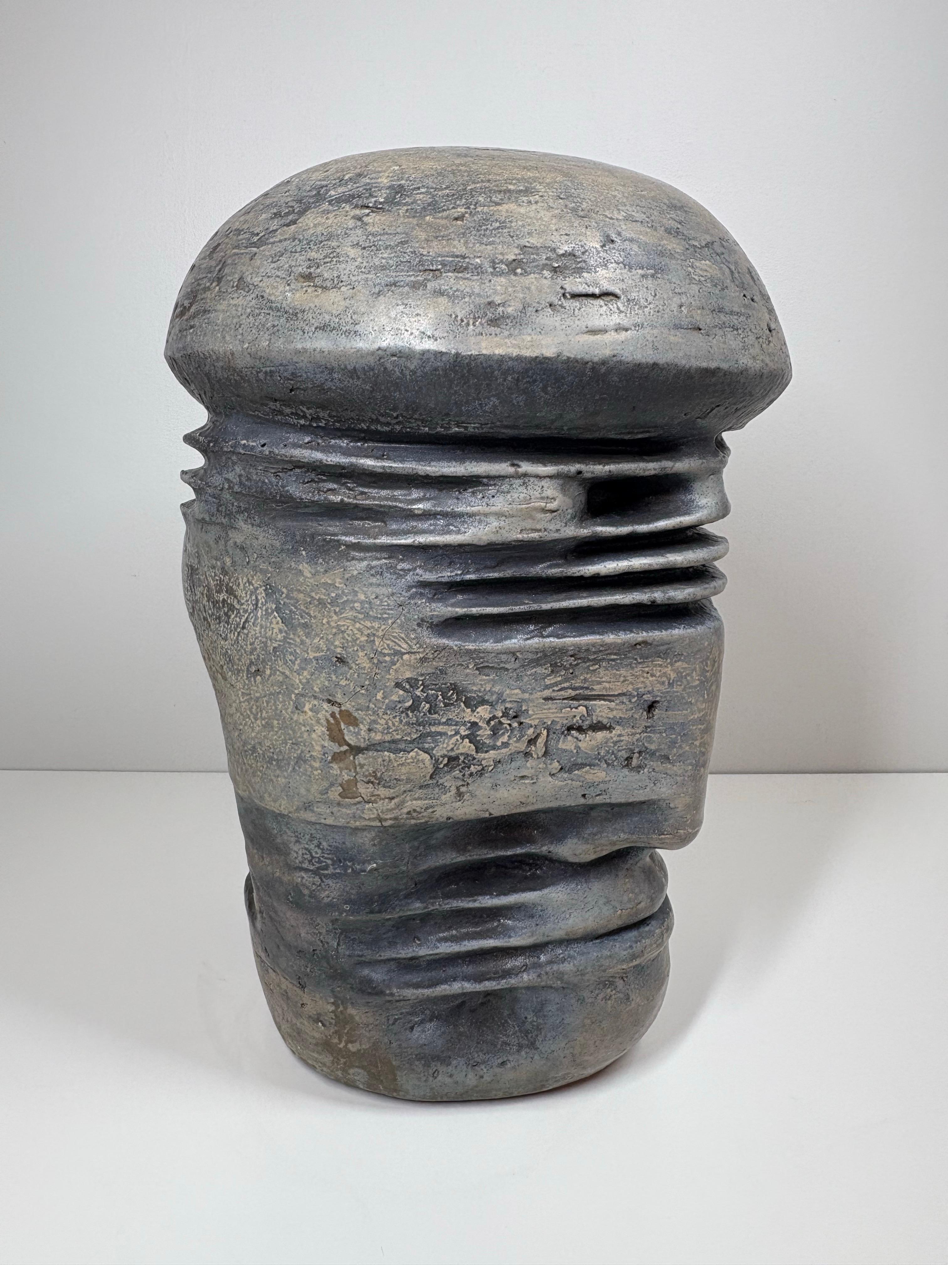 Una grande e straordinaria scultura modernista in ceramica smaltata con un volto bifronte dello scultore argentino Elios Ortiz. Inscritto 