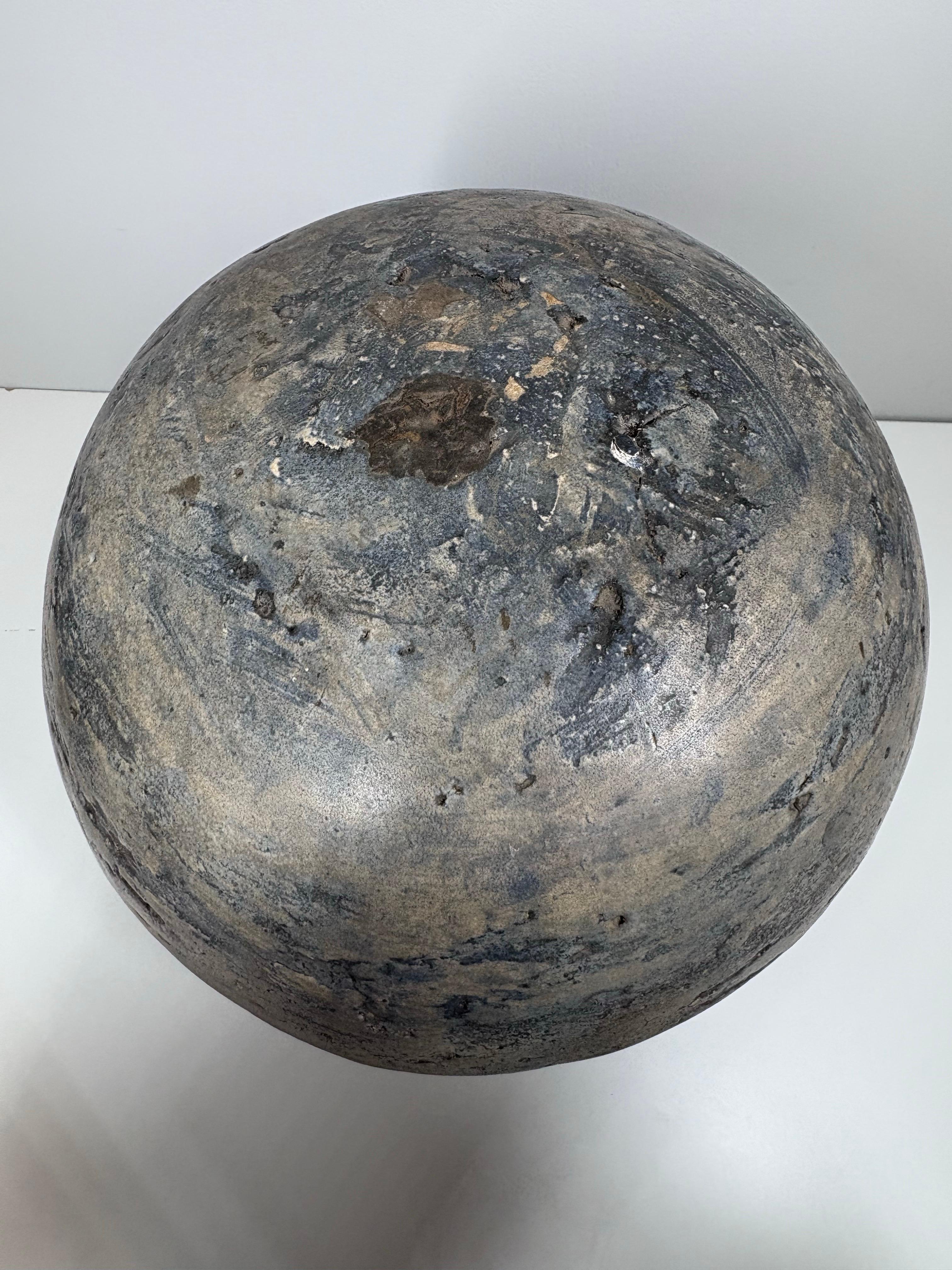 Ceramica Elio Ortiz ( b.1944-), a large brutalist ceramic sculpture , 1985 in vendita