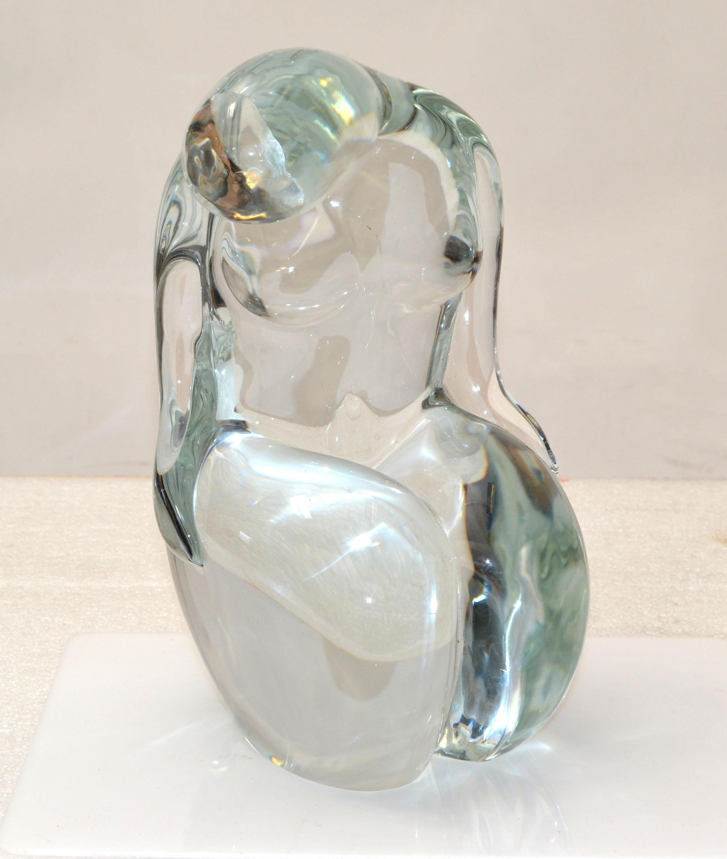 Femme nue en verre de Murano transparent, de style moderne du milieu du siècle, réalisée par le maître verrier Elio Raffaeli.
Signature gravée à la base.
Il s'agit d'une figurine de femme en verre lourd qui est superbe sous tous les angles. 